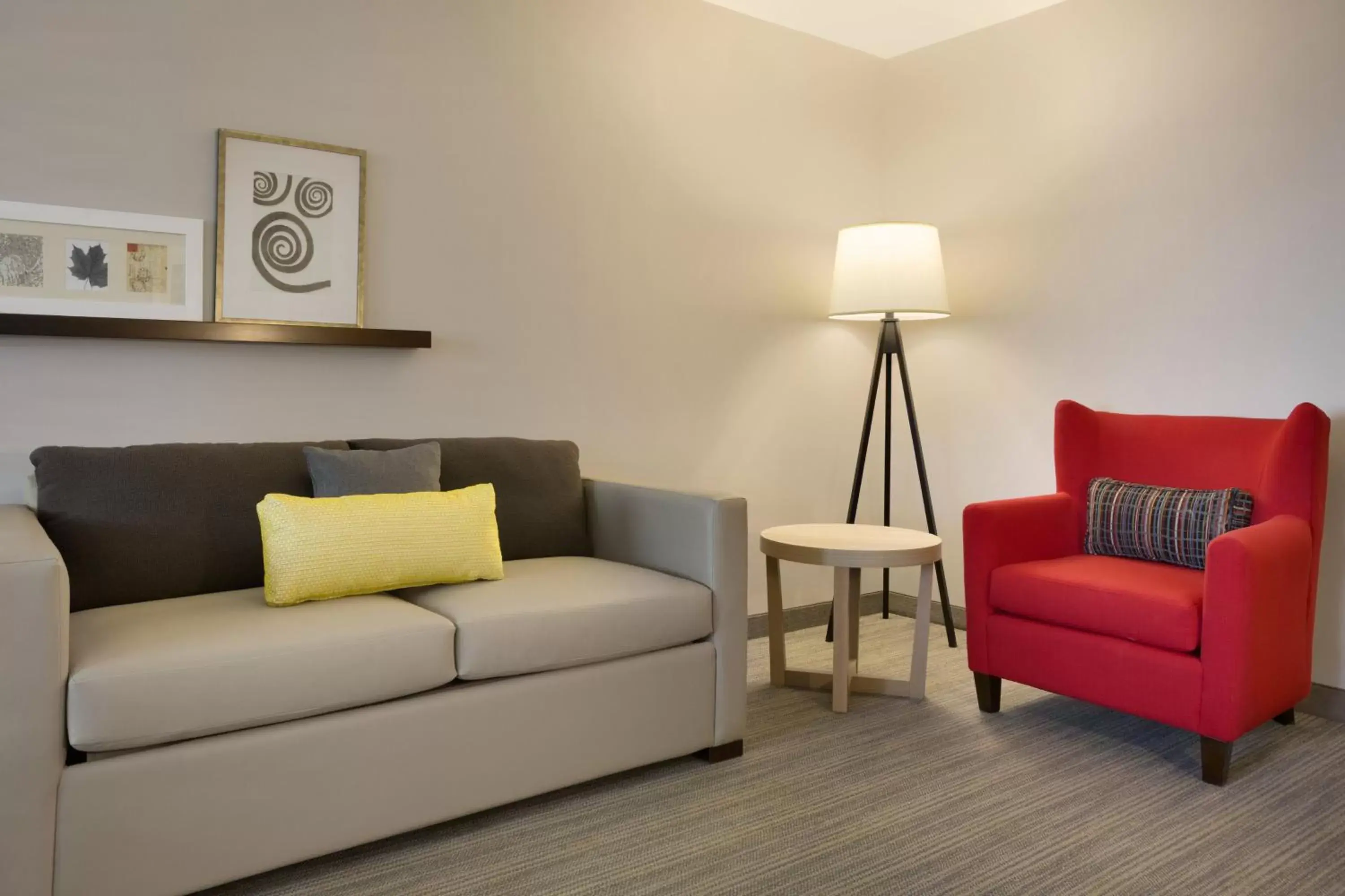 Living room, Seating Area in Country Inn & Suites Asheville River Arts District