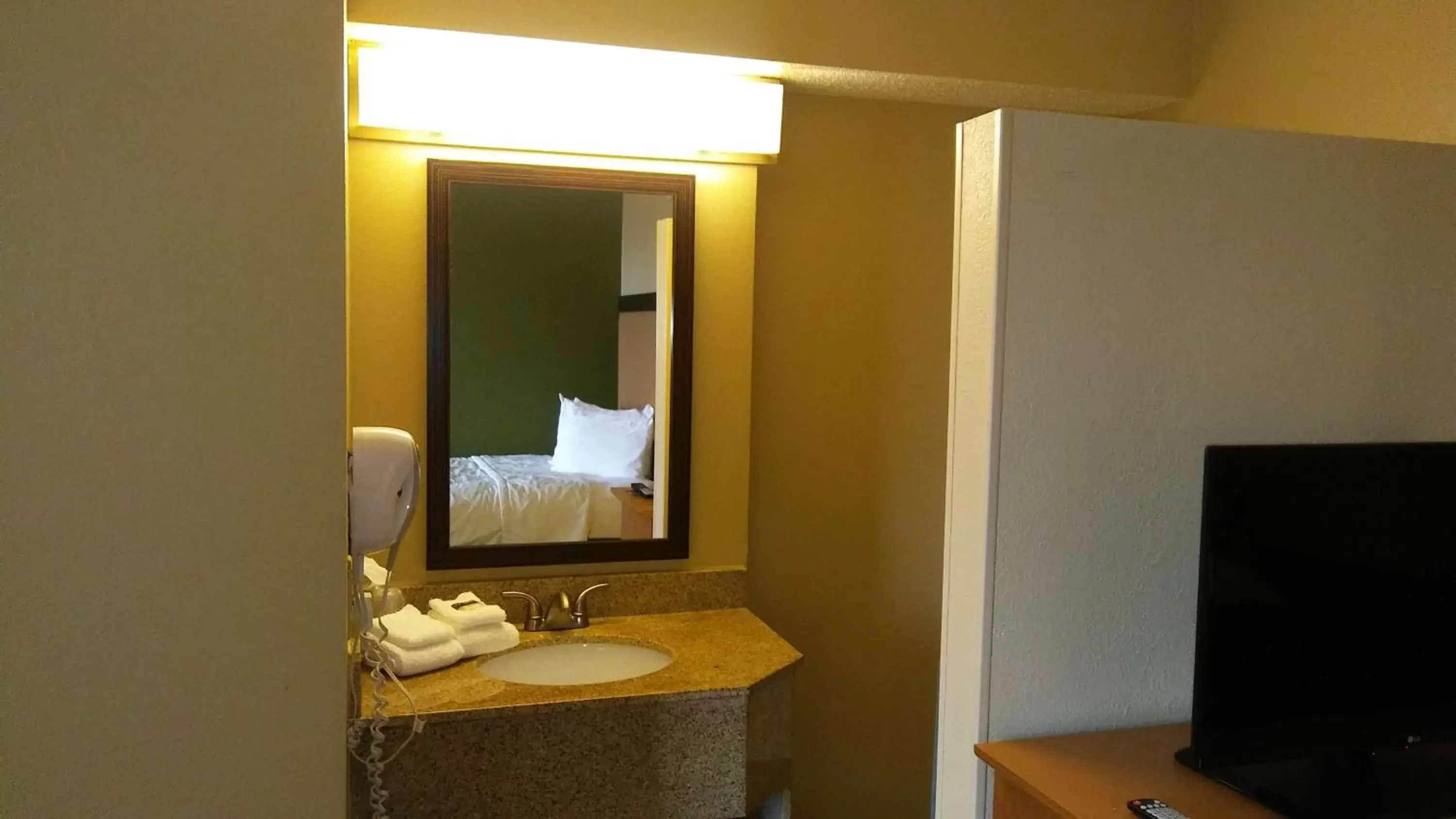 Bedroom, Bathroom in Extended Stay America Suites - Jacksonville - Deerwood Park