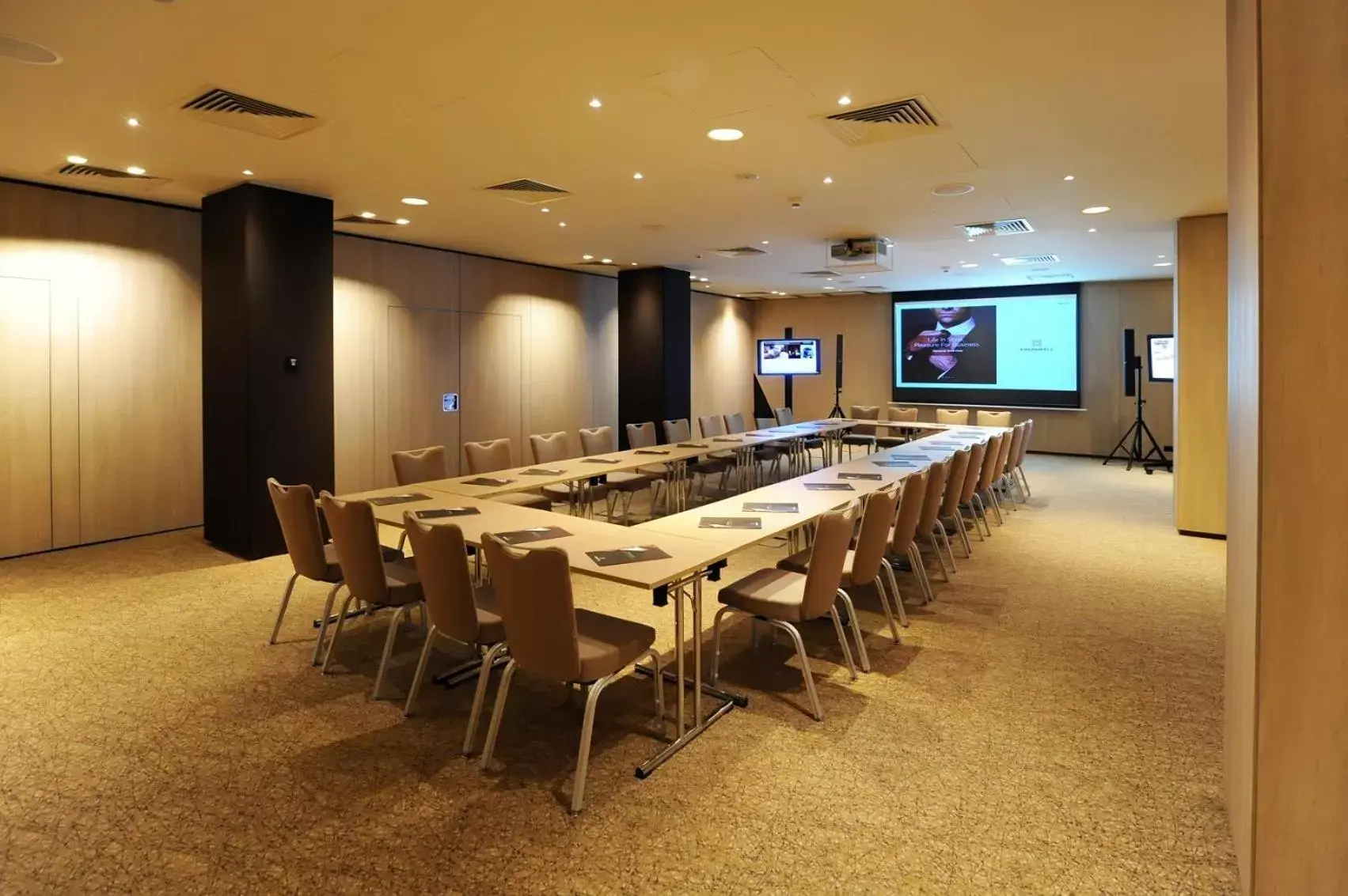 Meeting/conference room in Kronwell Brasov Hotel