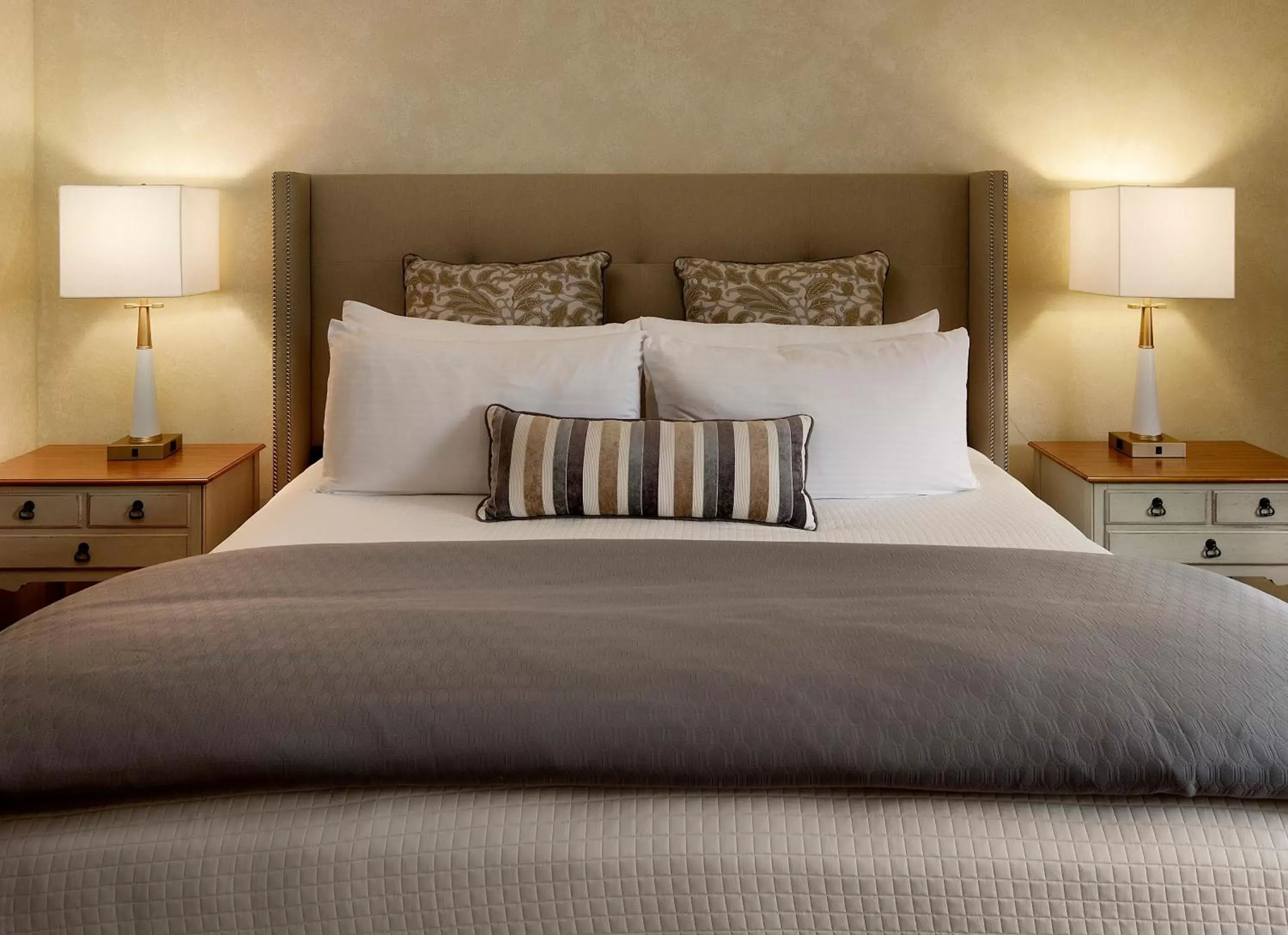 Bed in Pelican Inn & Suites