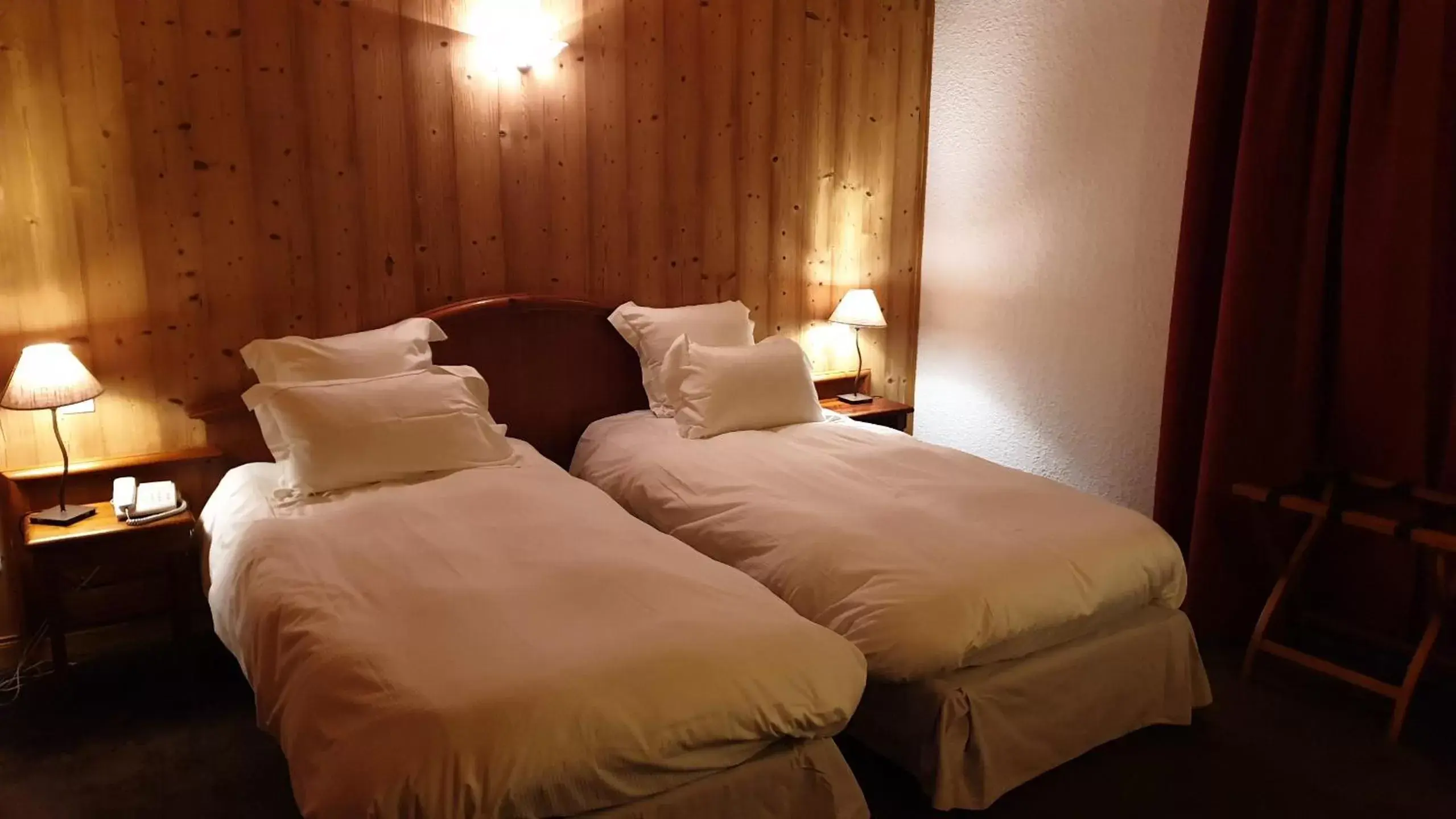 Photo of the whole room, Bed in Auberge de Savoie