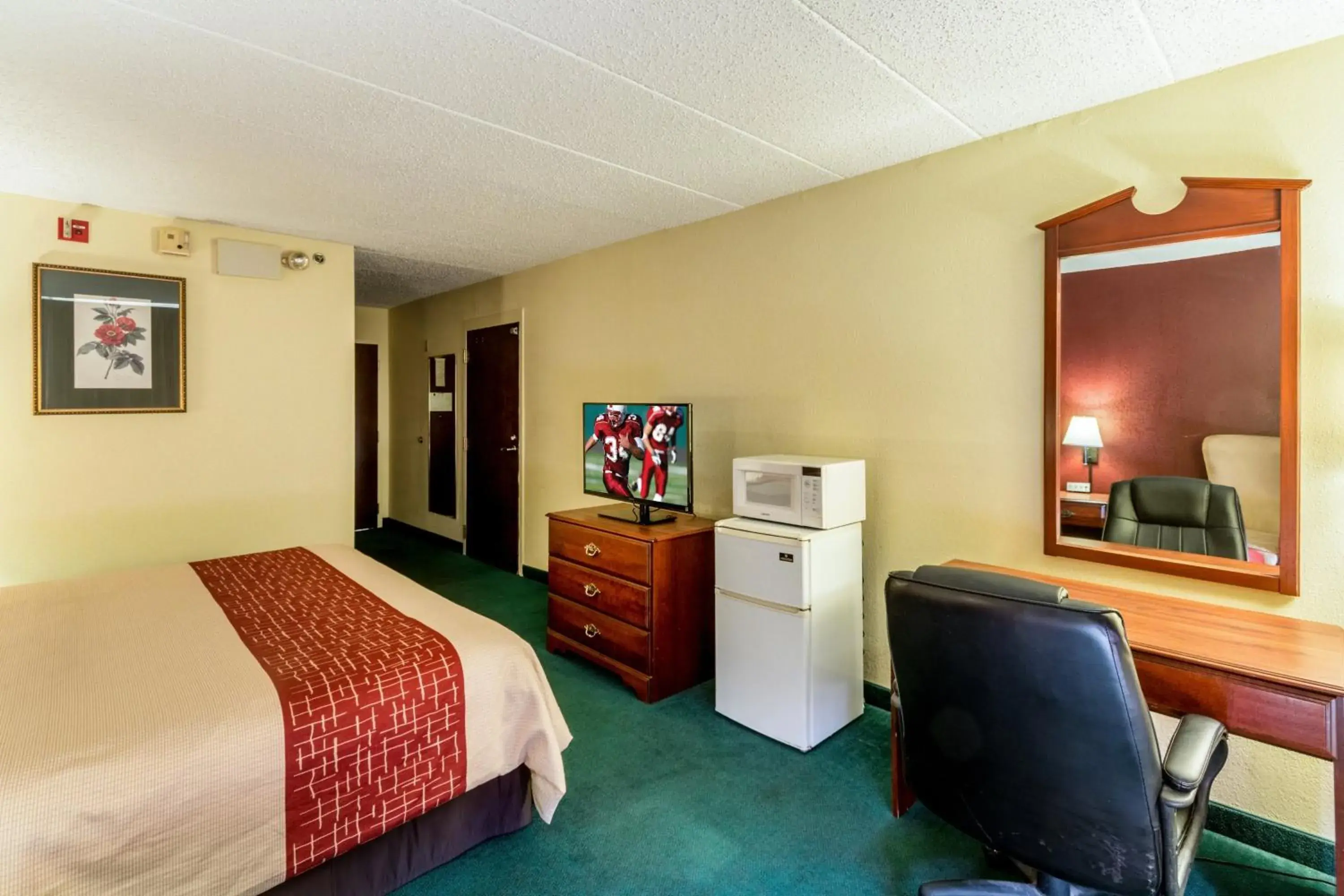 Photo of the whole room in Red Roof Inn Morehead