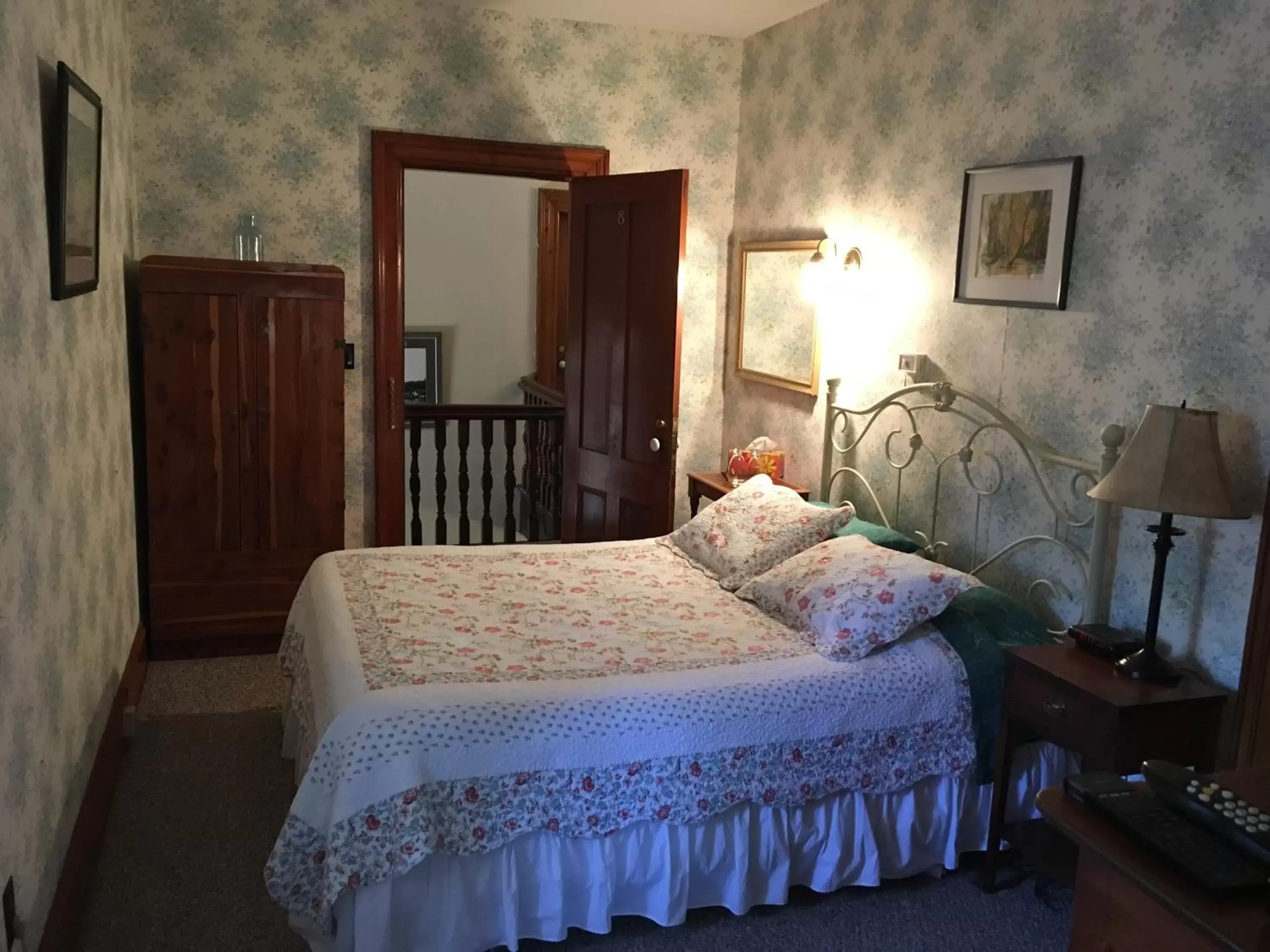 Photo of the whole room, Bed in Carriage House Inn