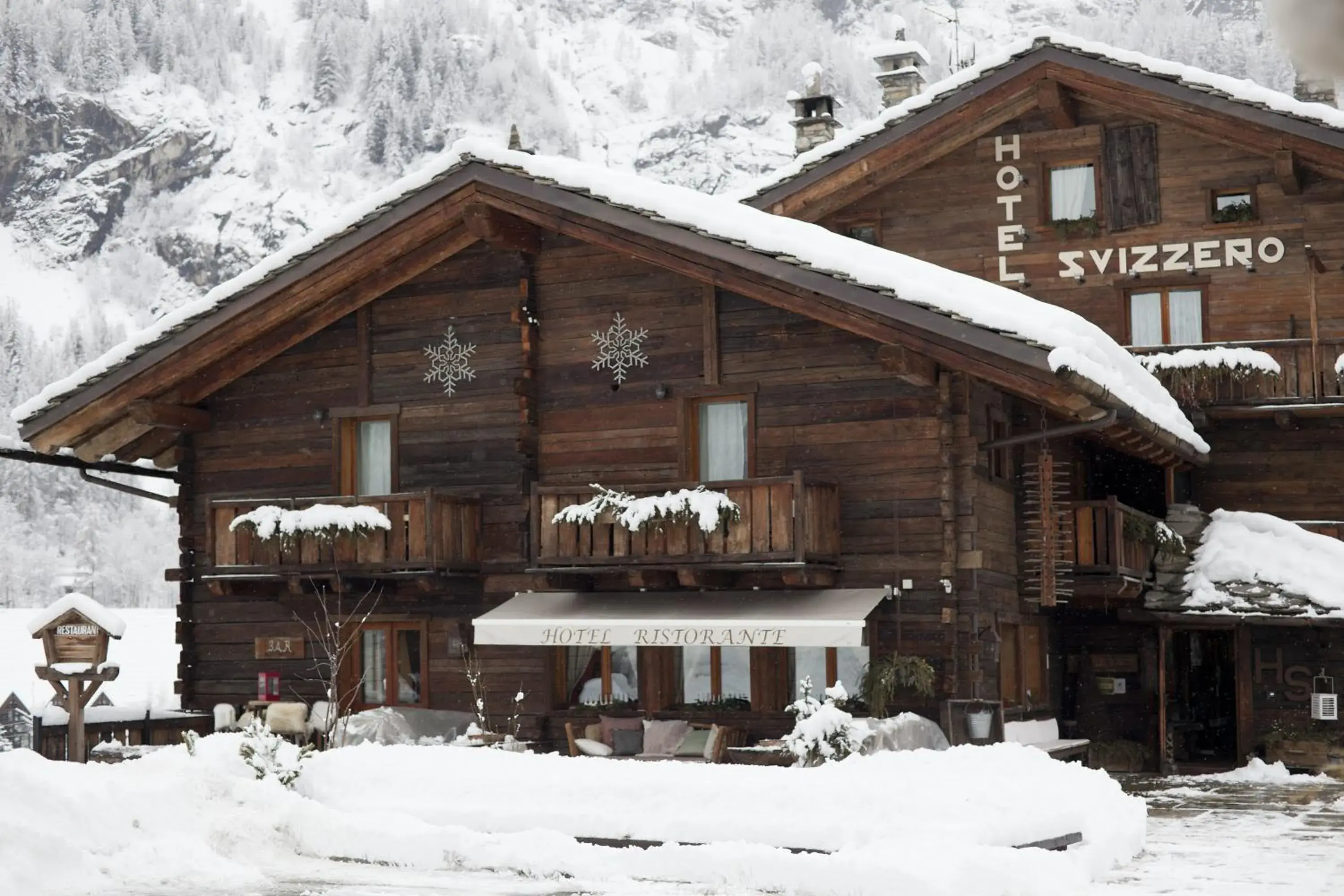 Facade/entrance, Winter in Hotel Chalet Svizzero