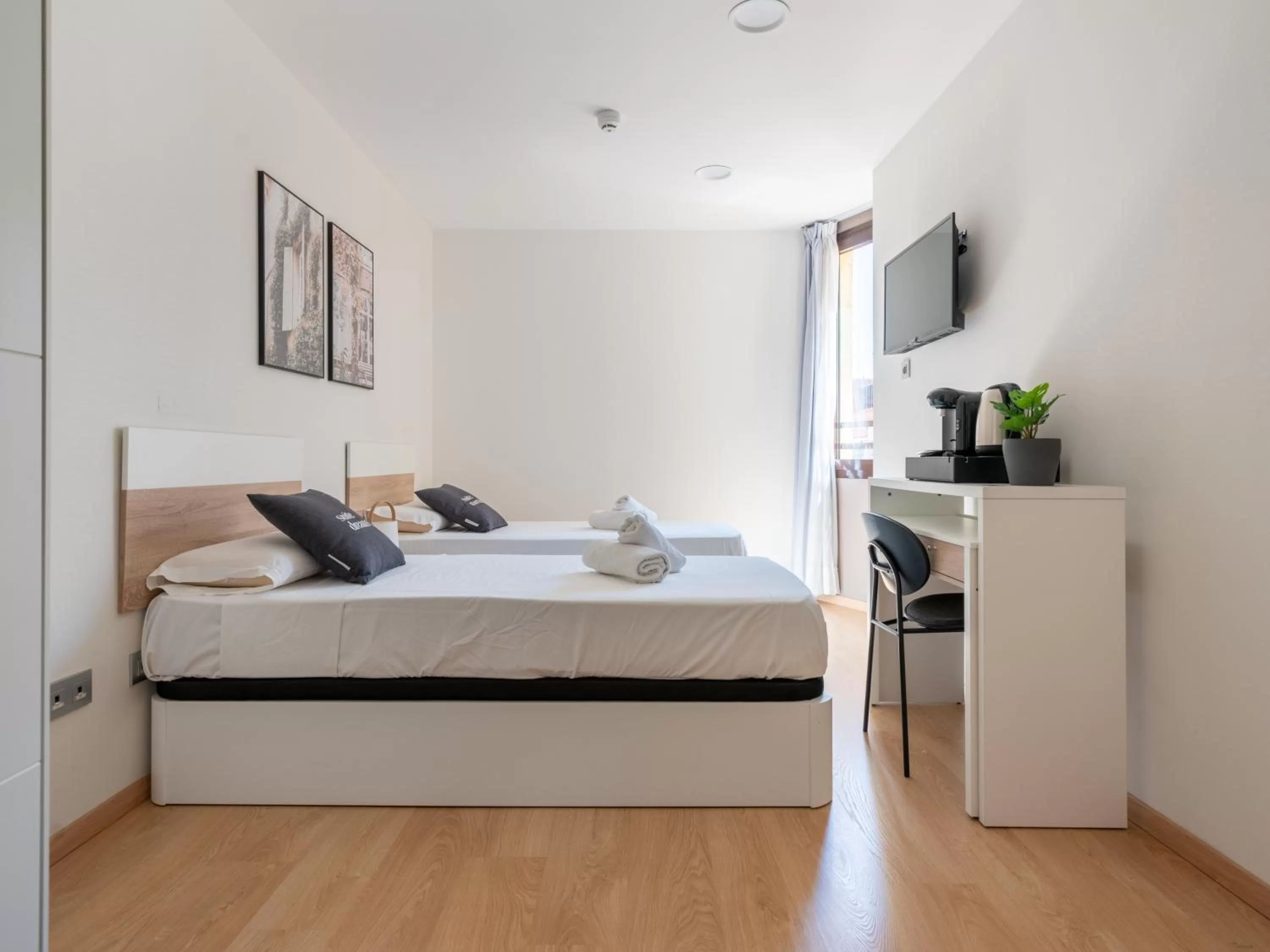 Bed in Limehome Barcelona Carrer de Fontcoberta - Digital Access