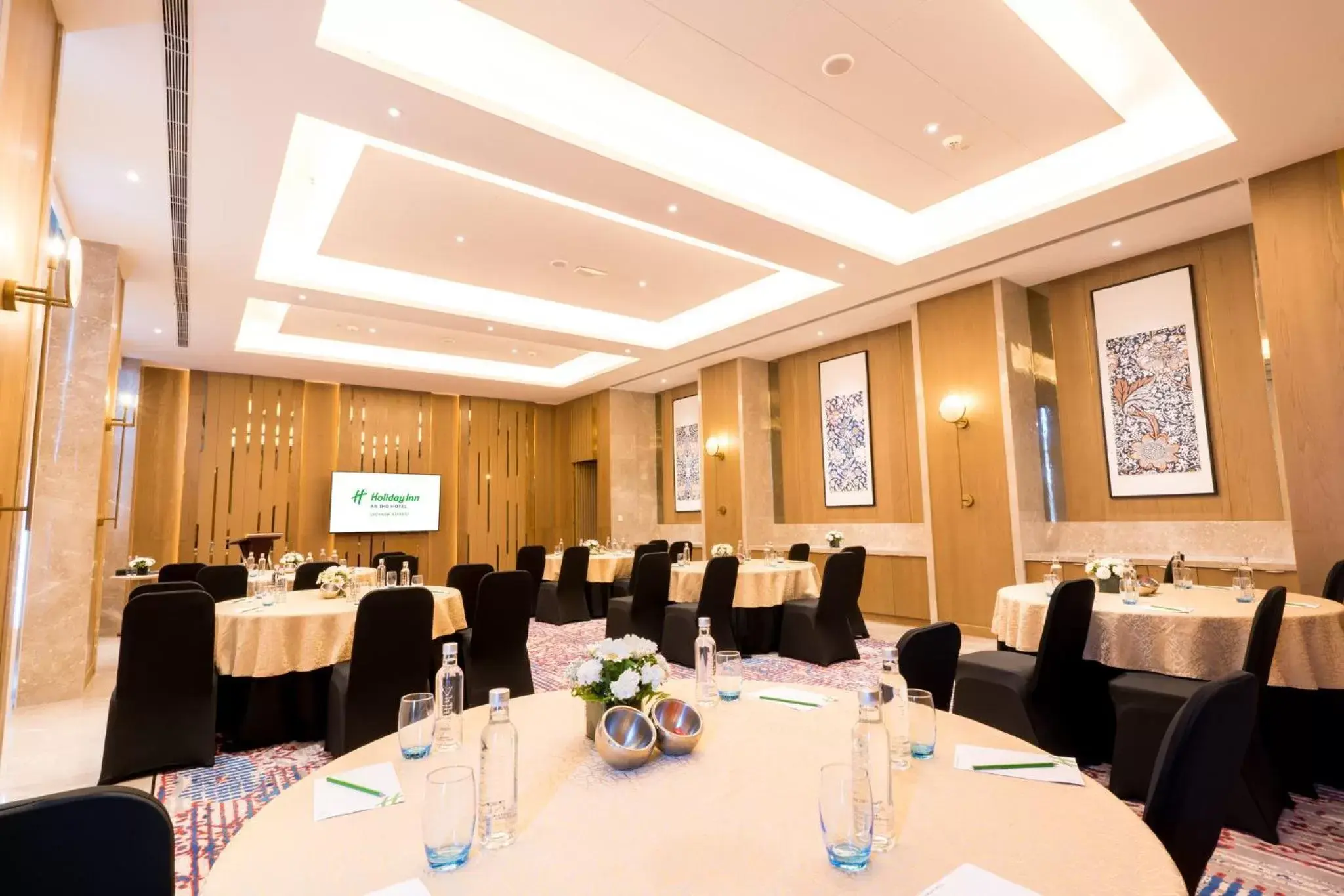 Meeting/conference room, Restaurant/Places to Eat in Holiday Inn Lucknow Airport, an IHG Hotel