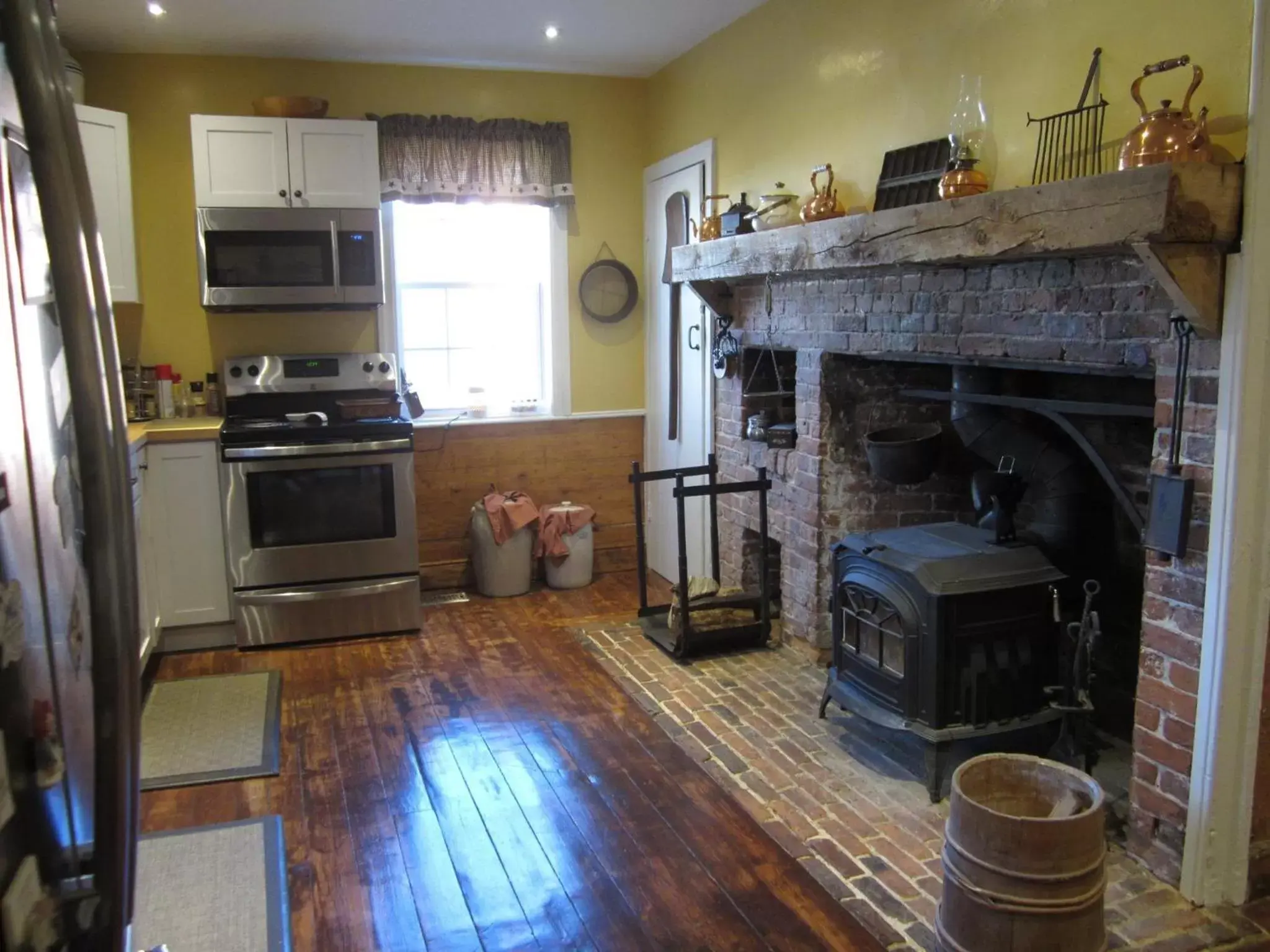 Decorative detail, Kitchen/Kitchenette in Grand Oak Manor Bed and Breakfast