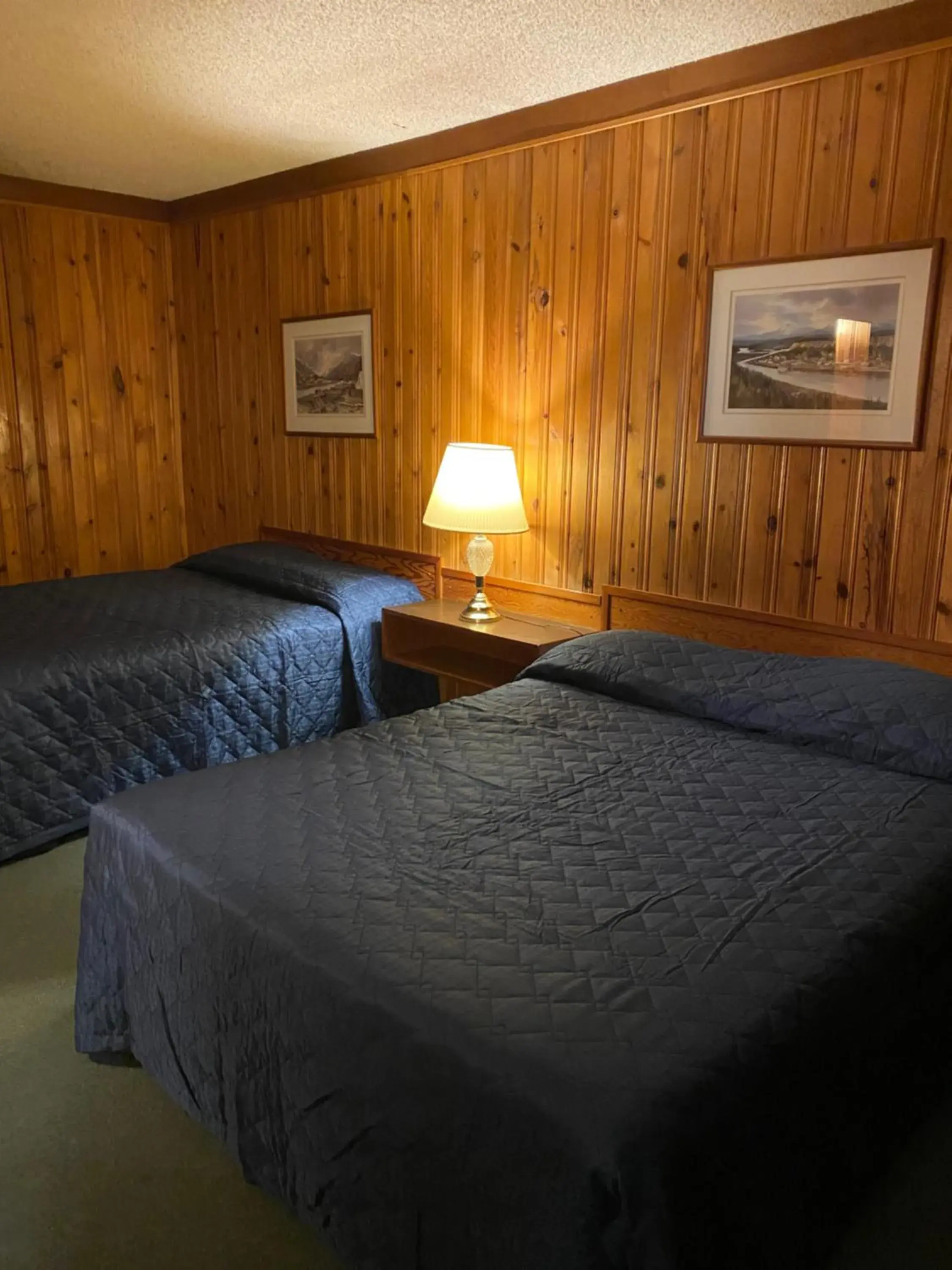 Bed in Glacier View Inn