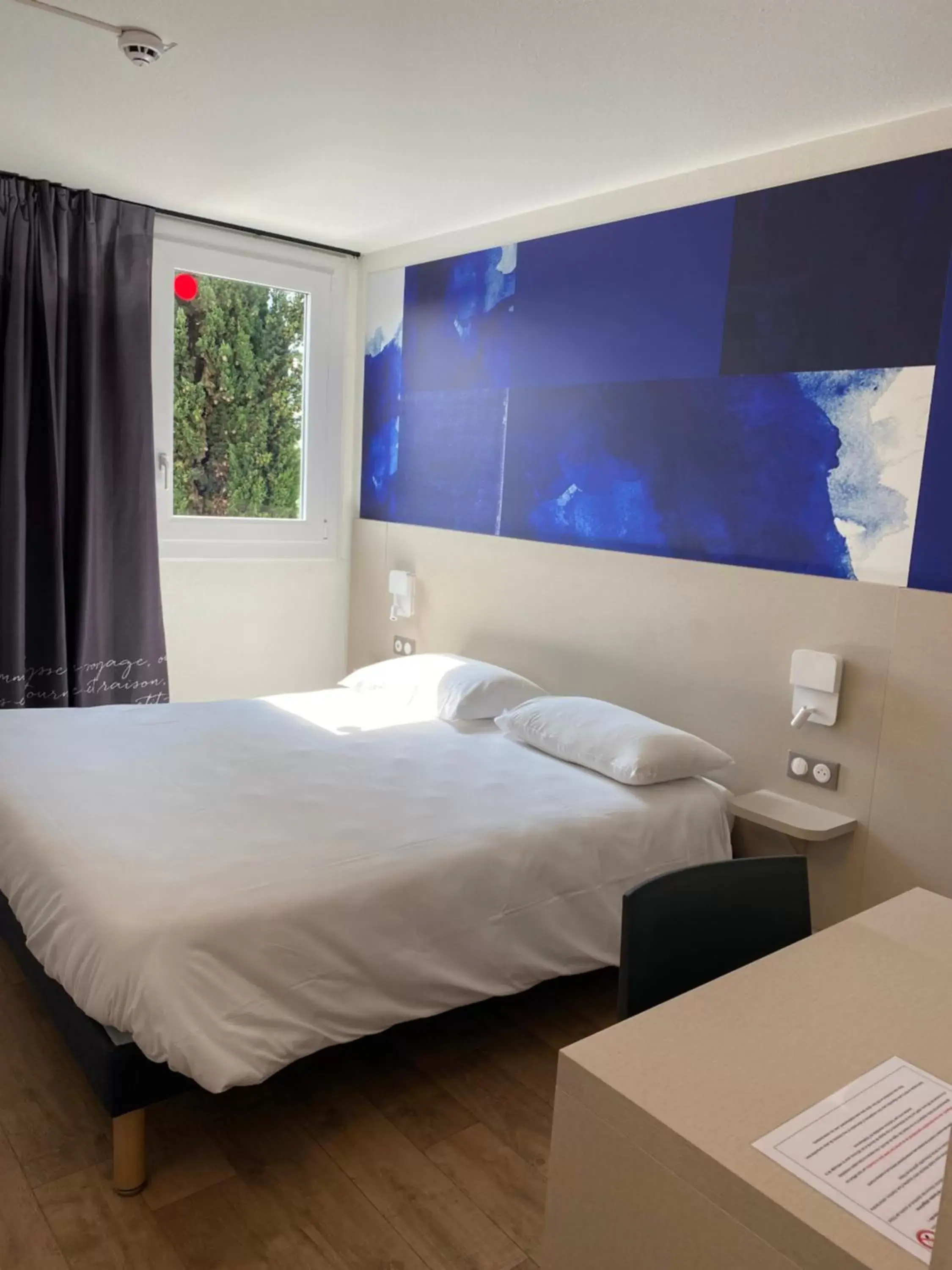 Photo of the whole room, Bed in Kyriad Direct - Bourg les Valence