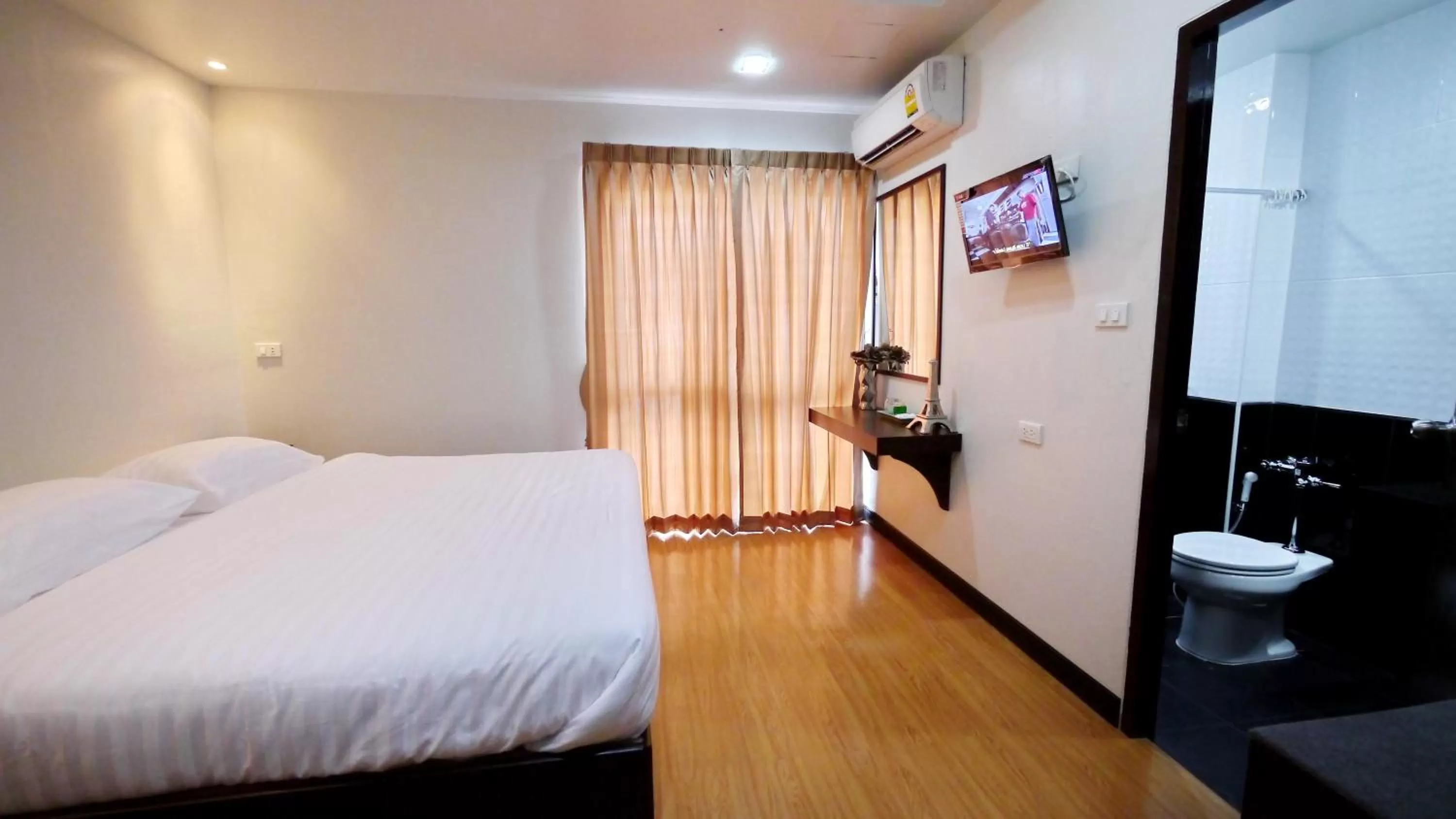 Photo of the whole room, Bed in Basic Line Hotel @ Loikroh