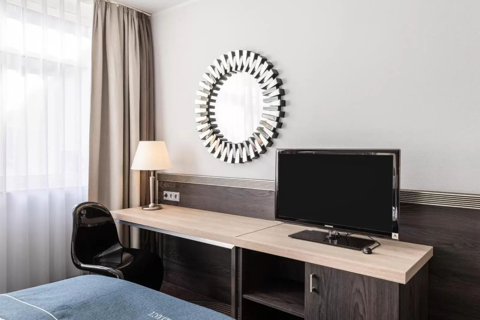 TV and multimedia, TV/Entertainment Center in Select Hotel Handelshof Essen