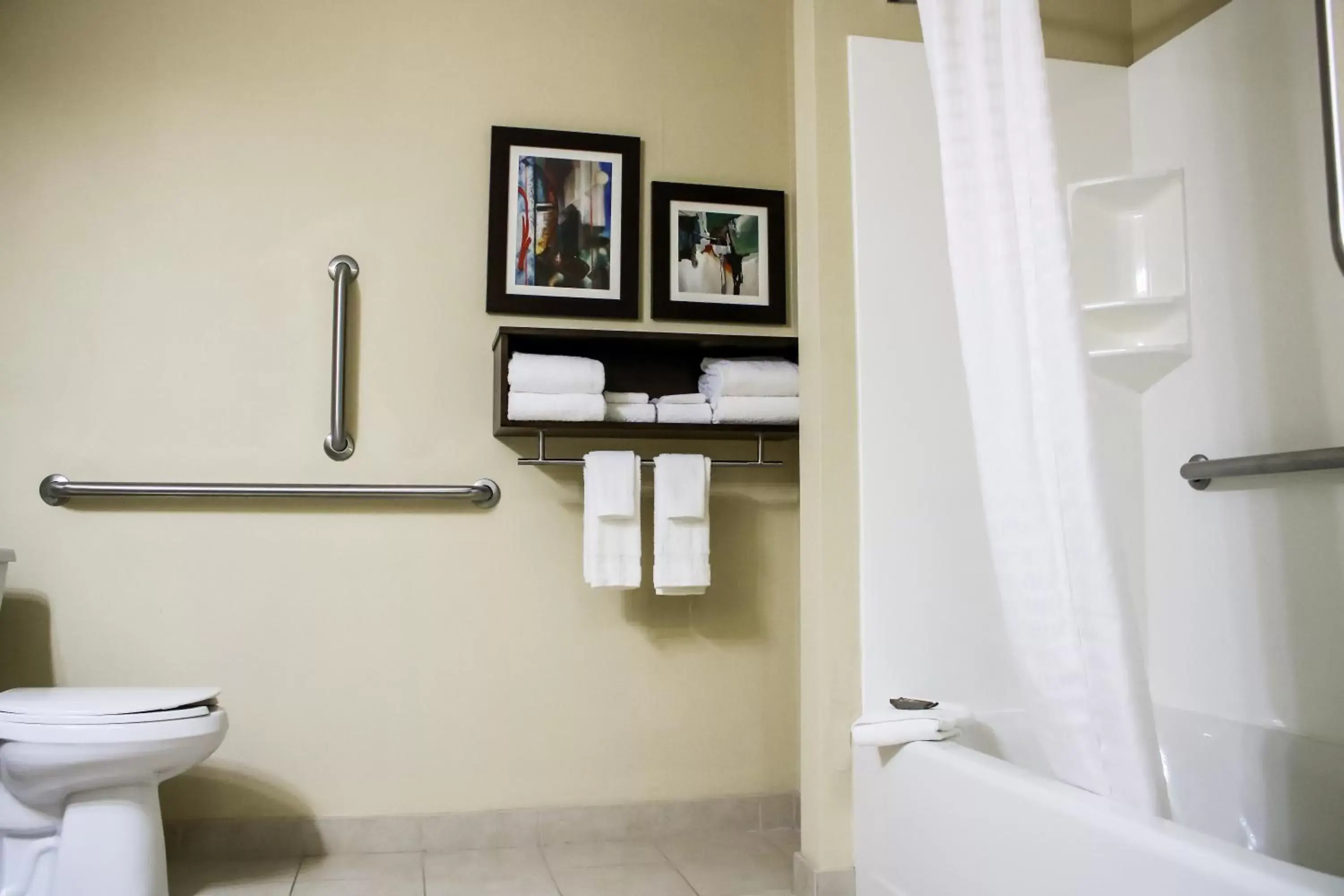 Bathroom in Country Inn & Suites by Radisson, Richmond West at I-64, VA