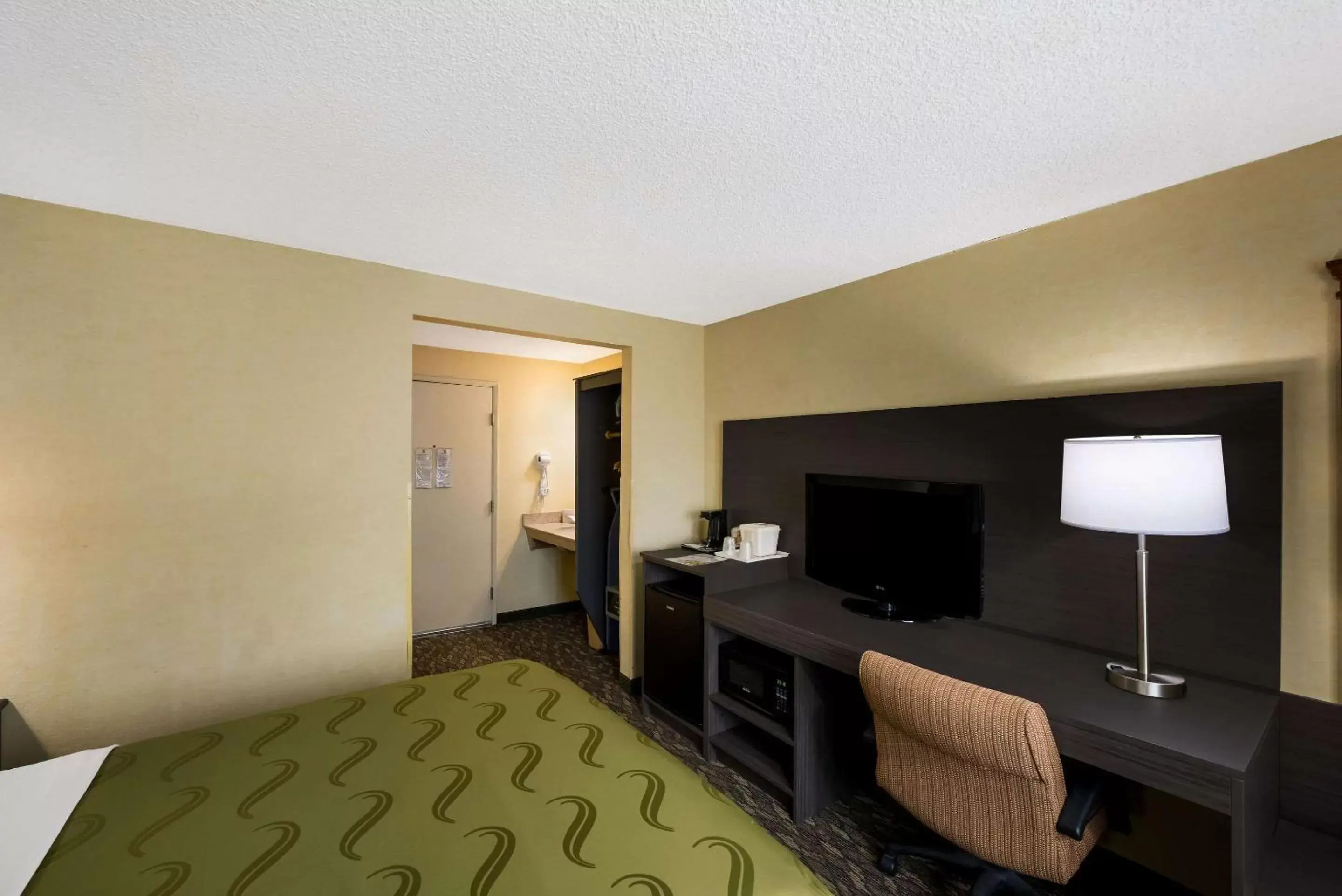 Bedroom, TV/Entertainment Center in Quality Inn SeaTac Airport-Seattle