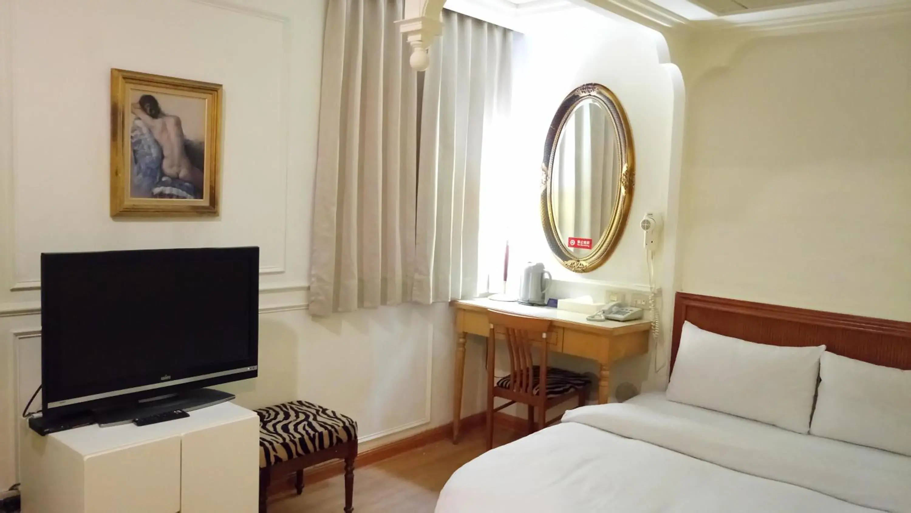 Bedroom, TV/Entertainment Center in Ling Yea Hotel