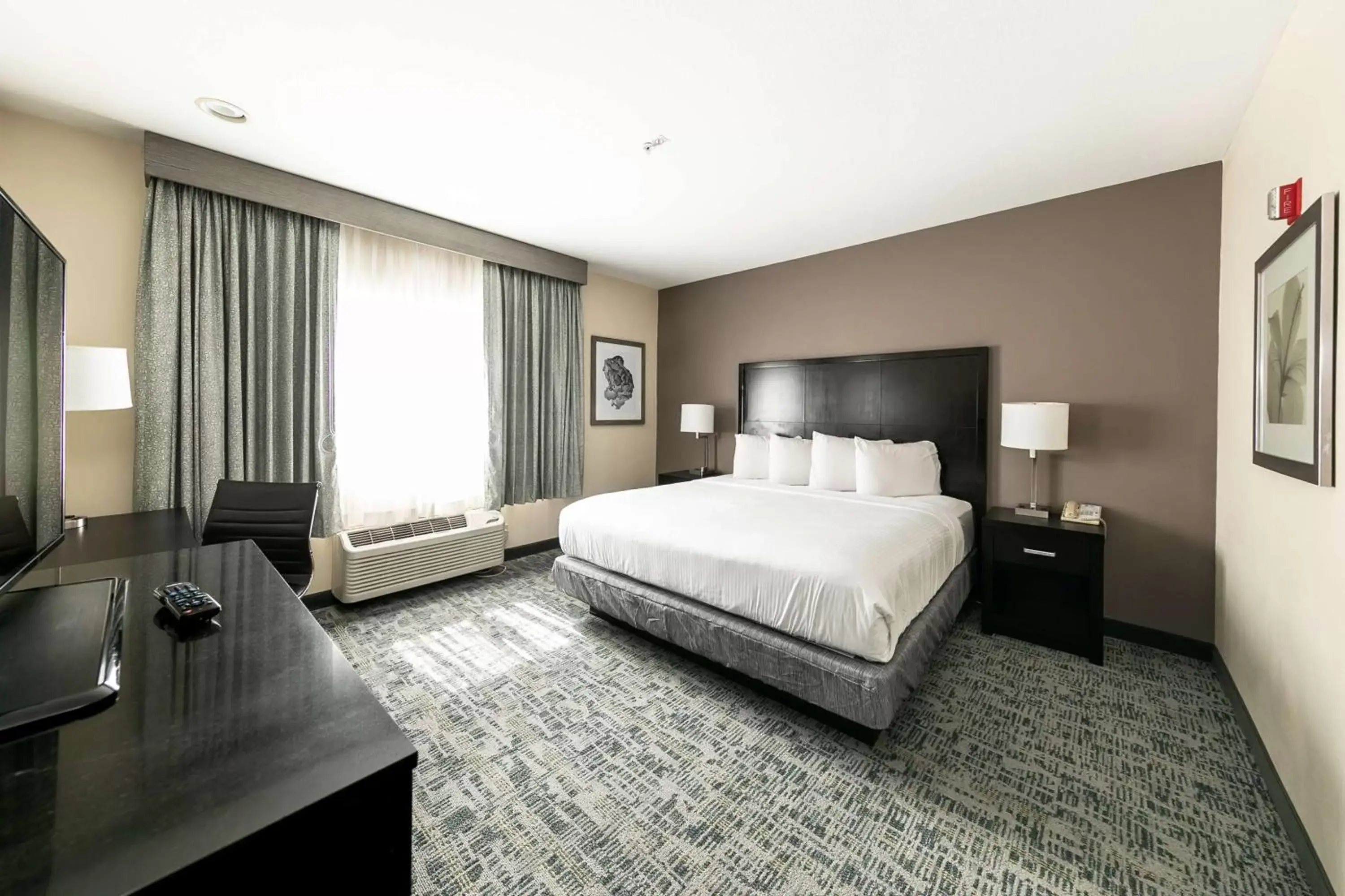 Bedroom, TV/Entertainment Center in Best Western Inn & Suites San Diego Zoo -SeaWorld Area