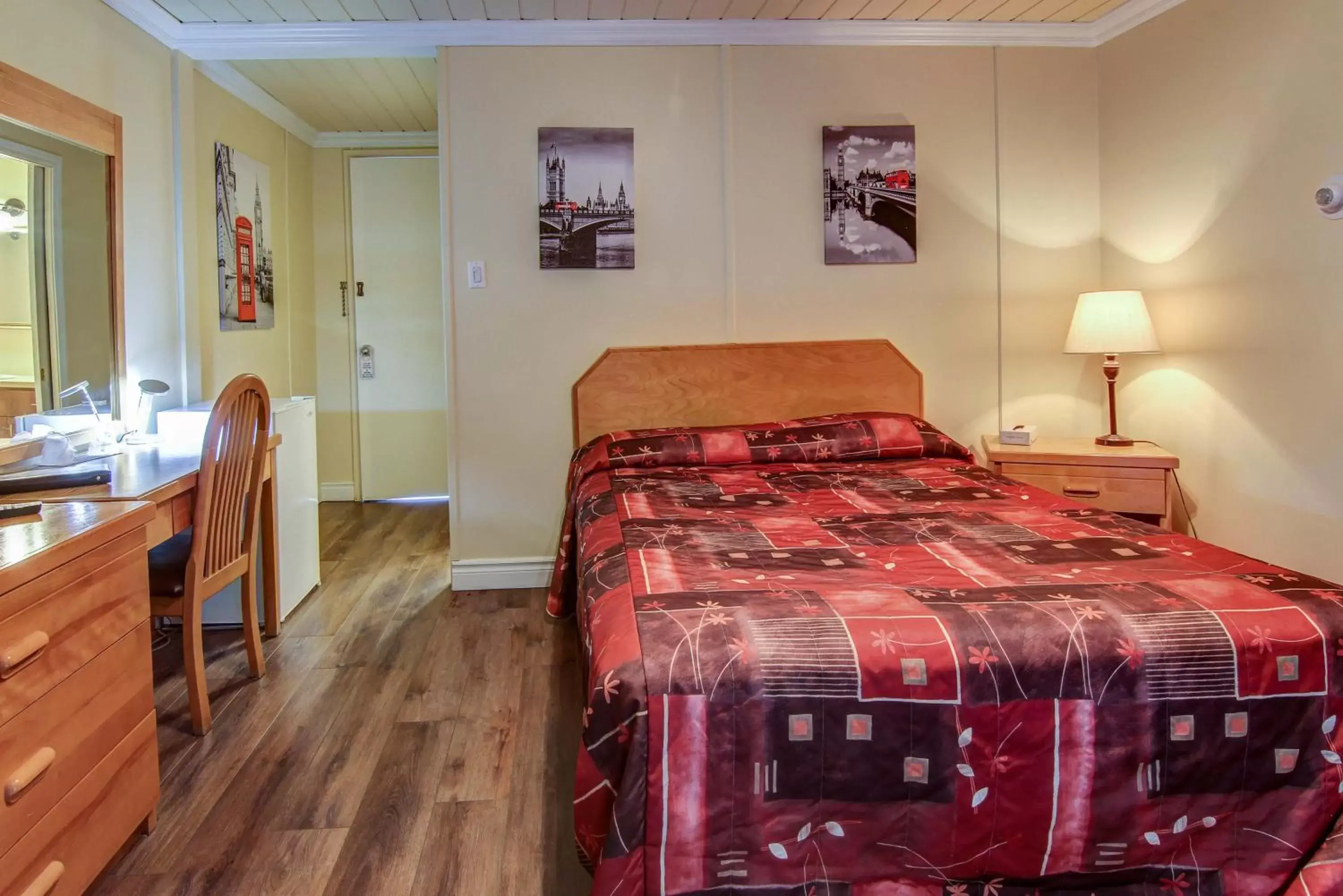 Photo of the whole room, Restaurant/Places to Eat in Motel Roberval