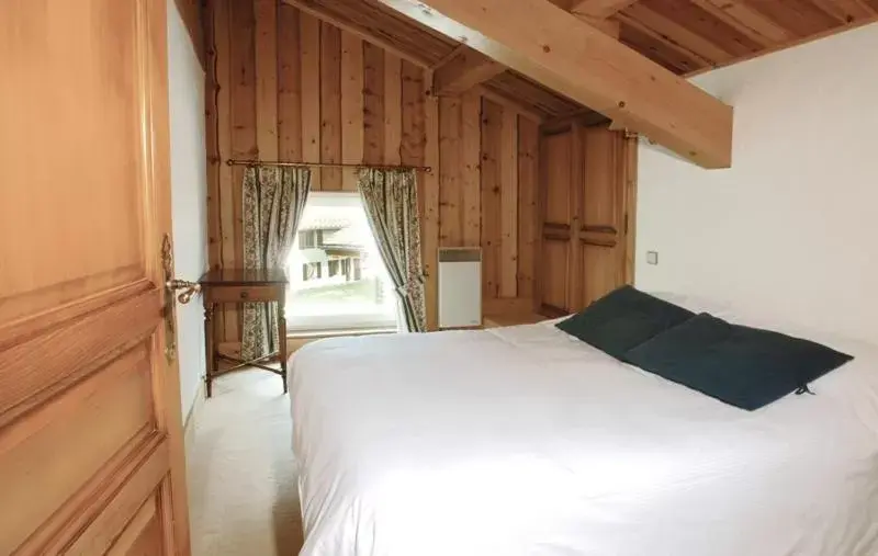 Bedroom, Bed in Hôtel Le Labrador