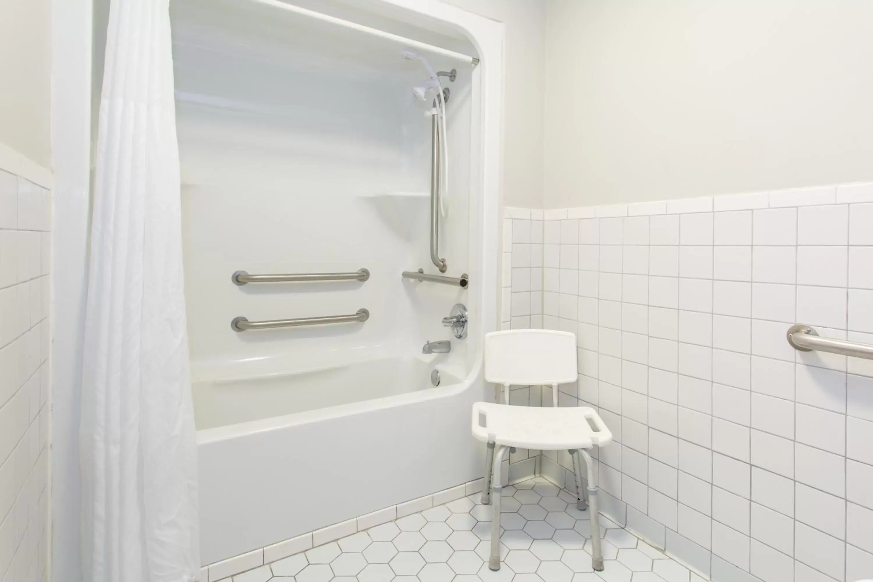 Shower, Bathroom in Days Inn by Wyndham Valdosta at Rainwater Conference Center