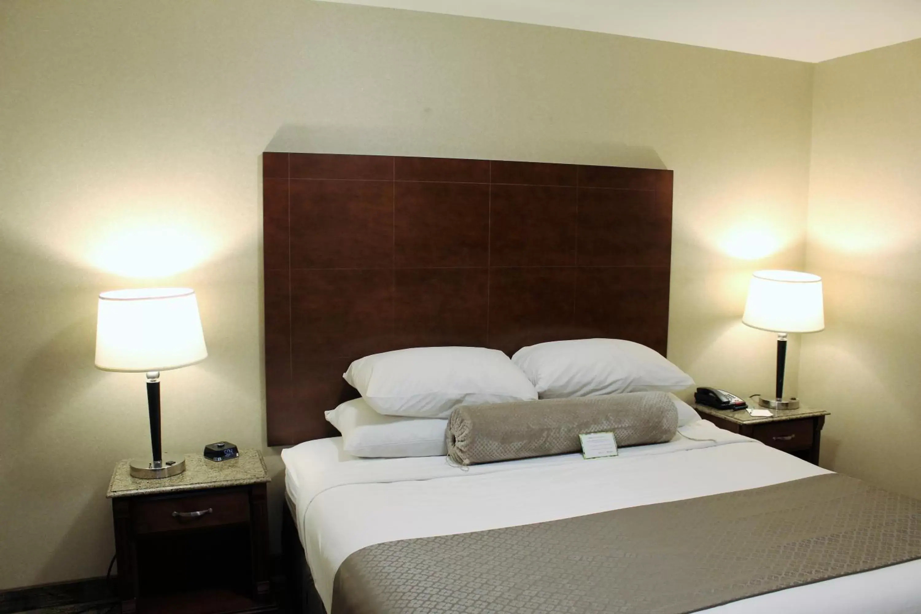 Bed in Medallion Inn and Suites