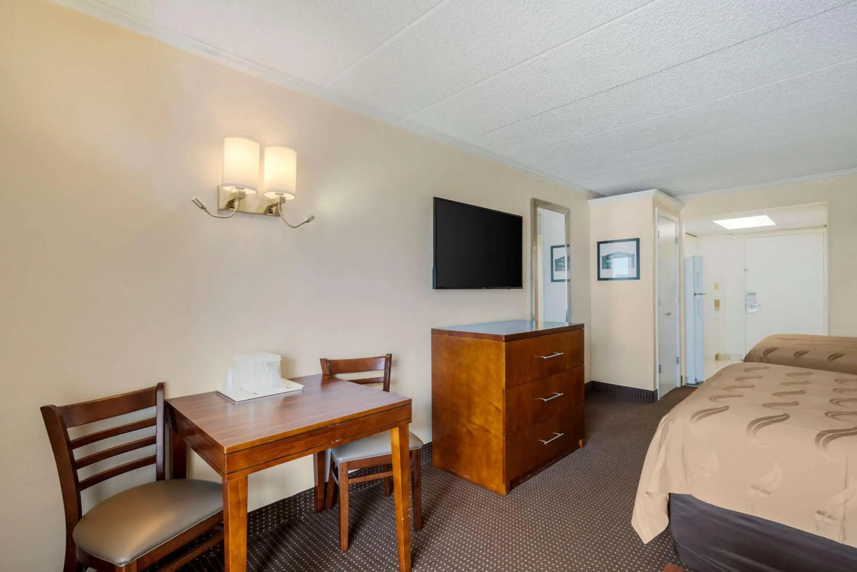 Bedroom, TV/Entertainment Center in Quality Inn & Suites Oceanblock