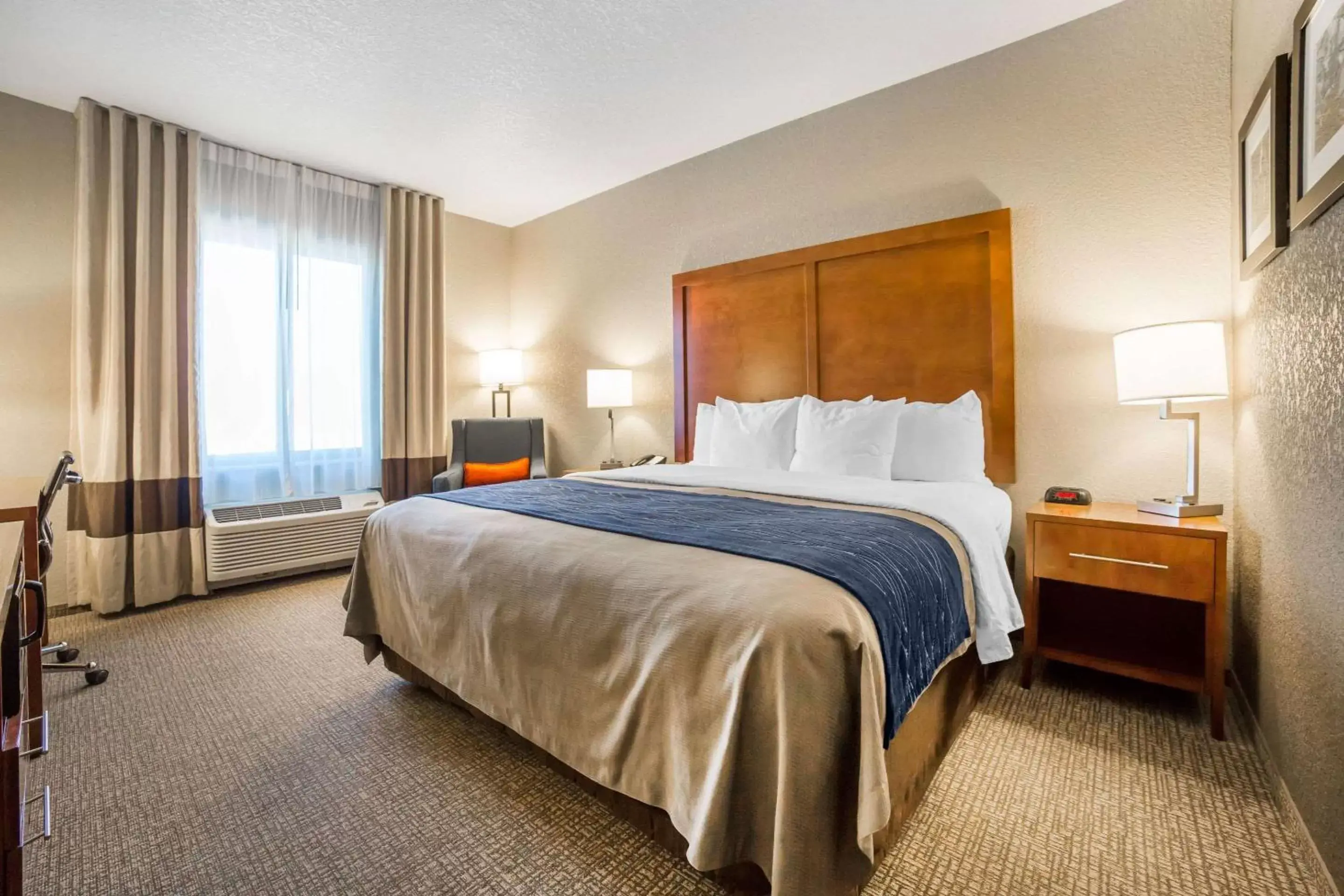 Photo of the whole room, Bed in Comfort Inn & Suites Cheyenne