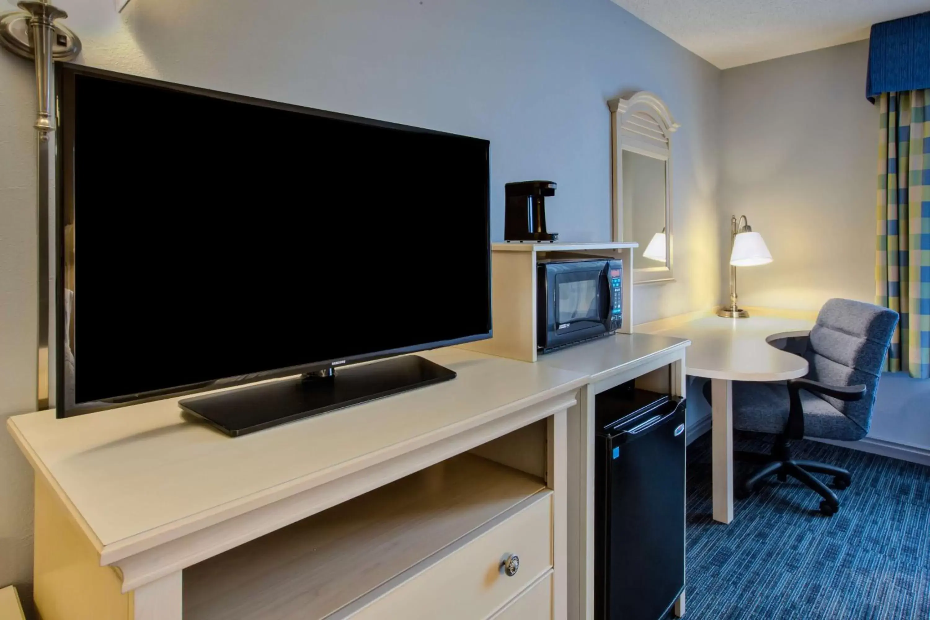 Bedroom, TV/Entertainment Center in Hampton Inn & Suites - Cape Cod / West Yarmouth