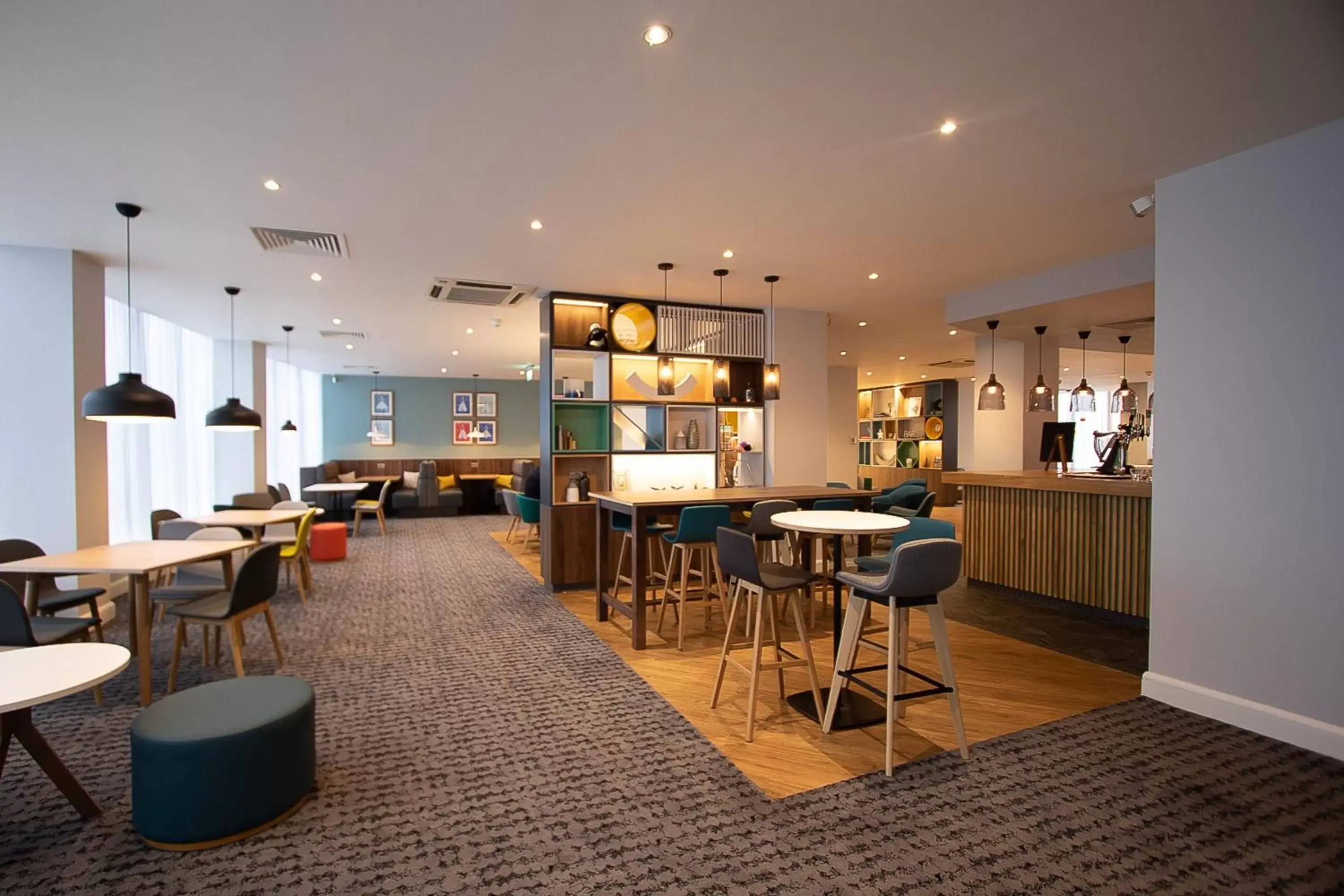 Lounge or bar, Restaurant/Places to Eat in Holiday Inn Preston, an IHG Hotel