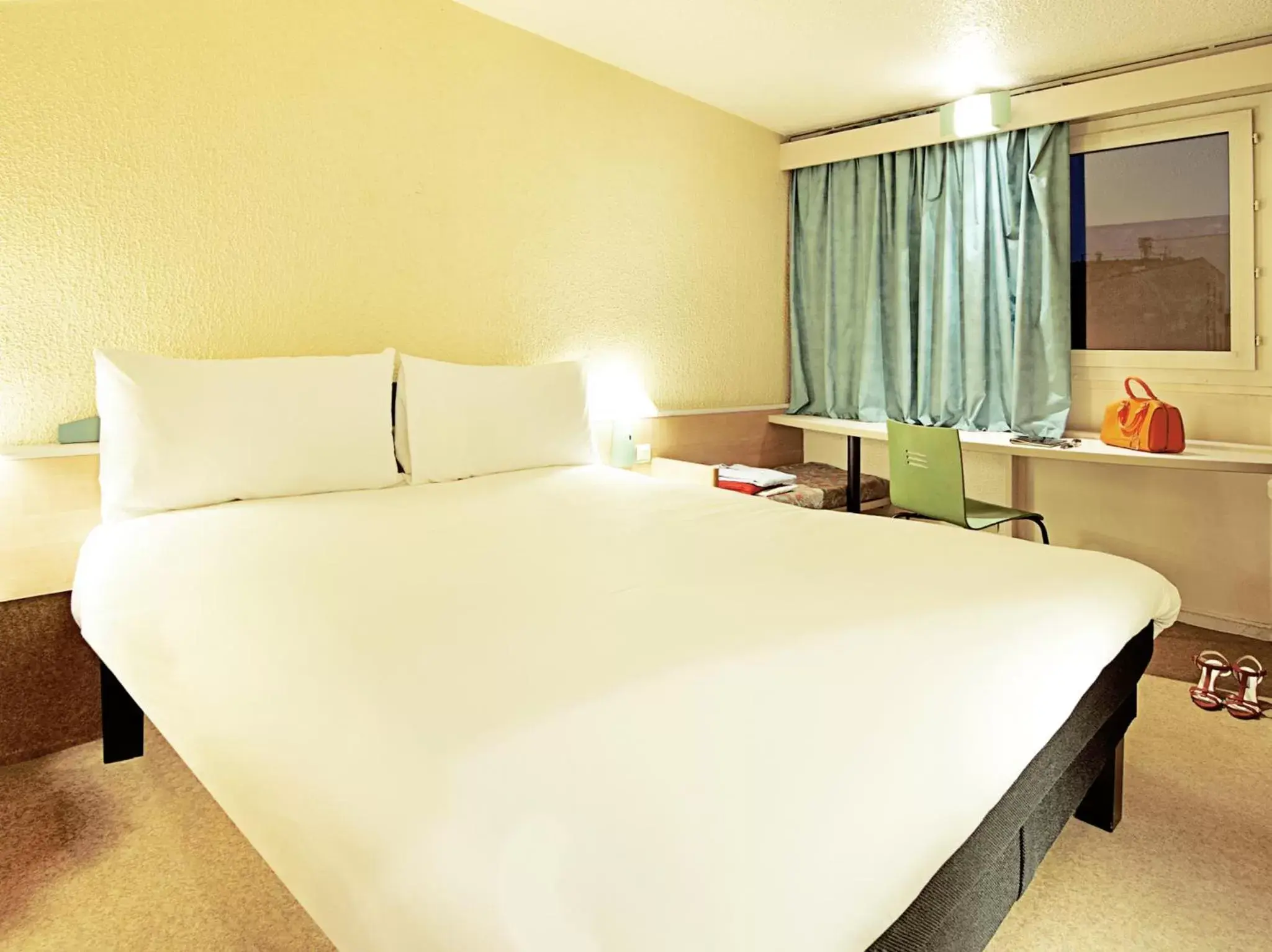 Photo of the whole room, Bed in Hotel ibis Guimaraes