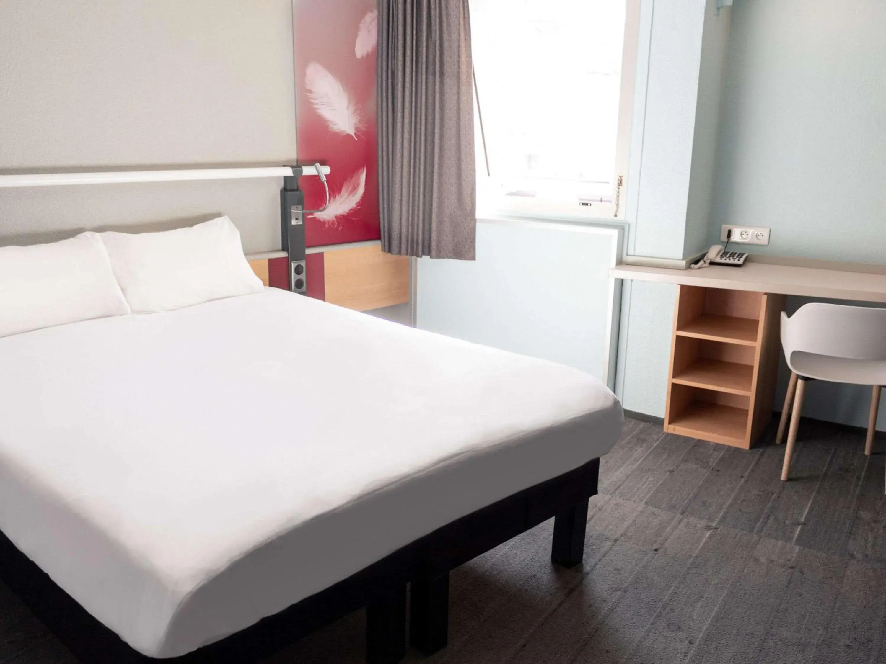 Photo of the whole room, Bed in ibis Paris Gennevilliers