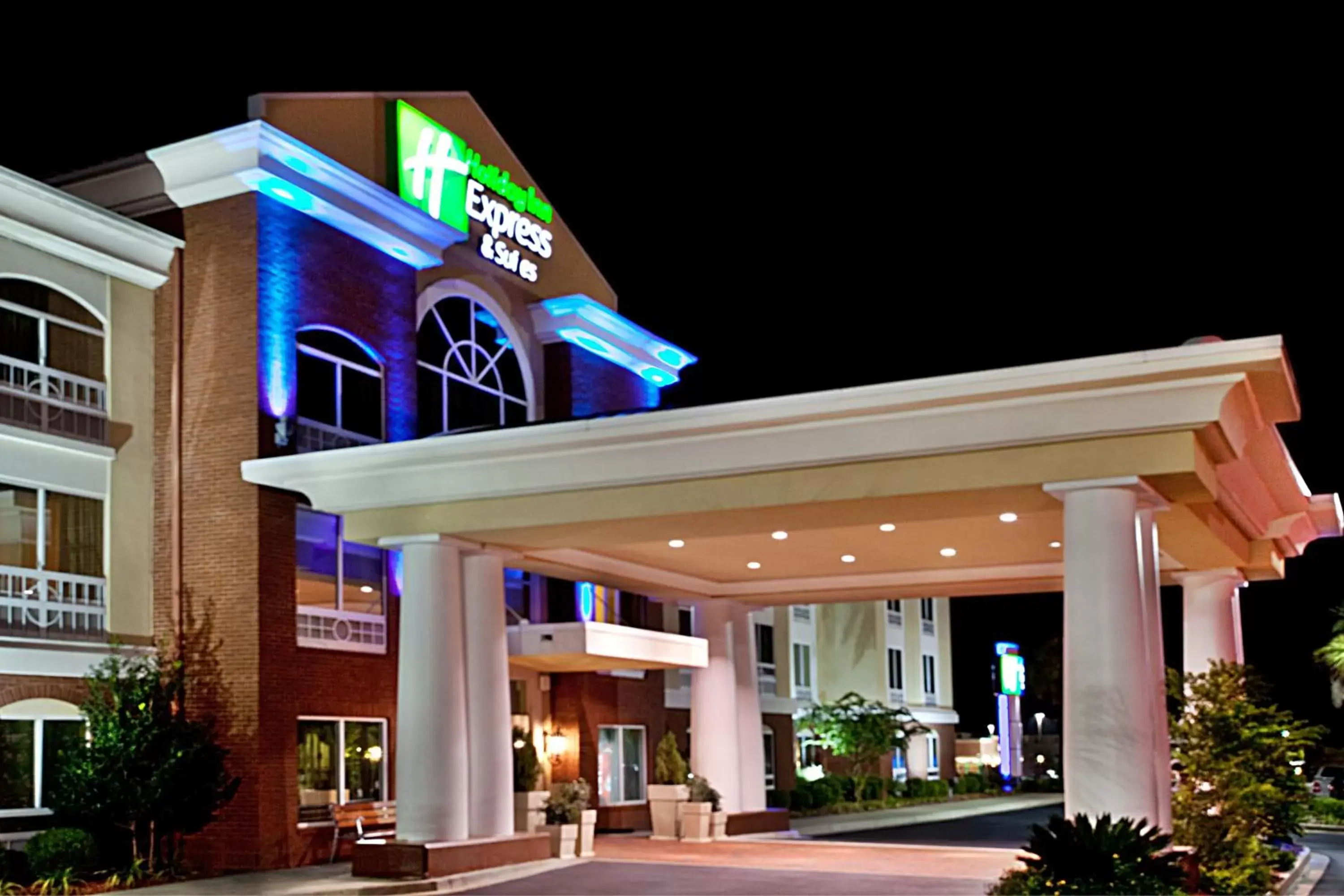 Property Building in Holiday Inn Express Hotel & Suites - Sumter, an IHG Hotel
