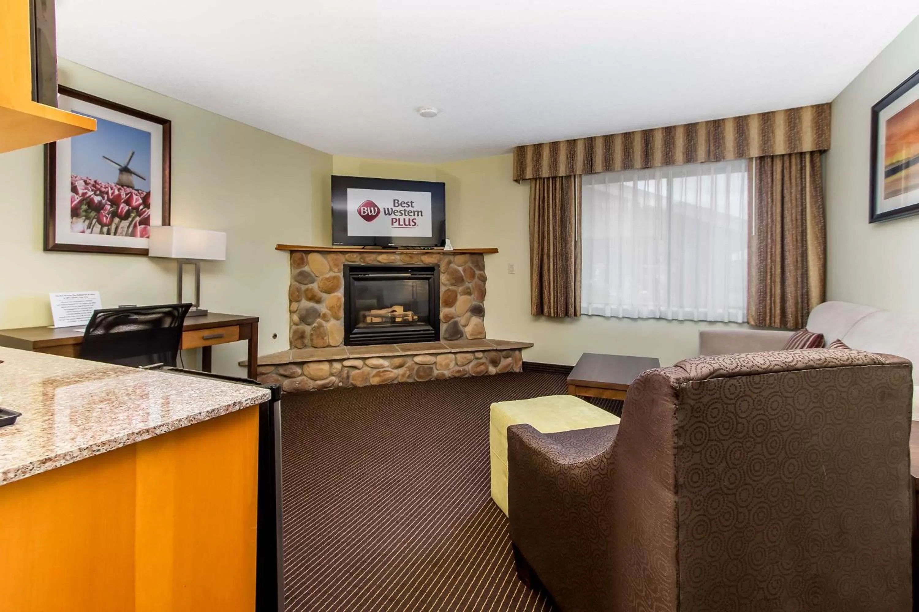 One-Bedroom King Suite with Sofa Bed and Spa Bath in White Pine Inn & Suites