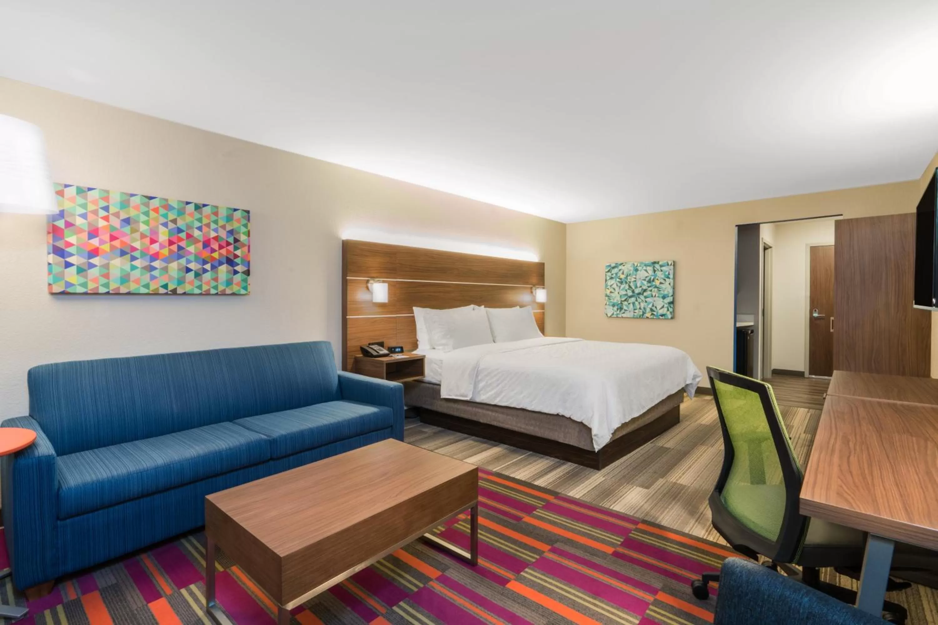 Photo of the whole room, Bed in Holiday Inn Express & Suites Lake Havasu - London Bridge by IHG
