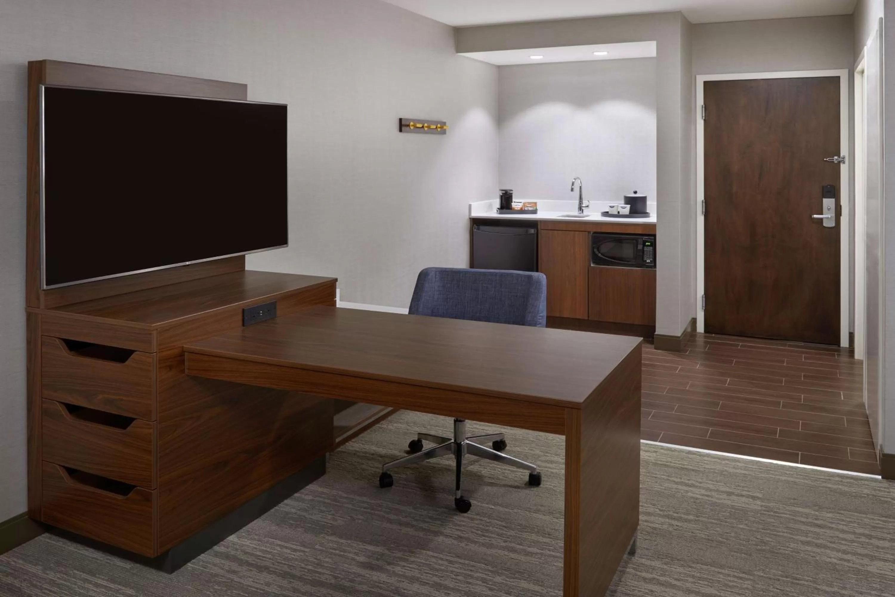 Bedroom in Hampton Inn & Suites Montreal-Dorval