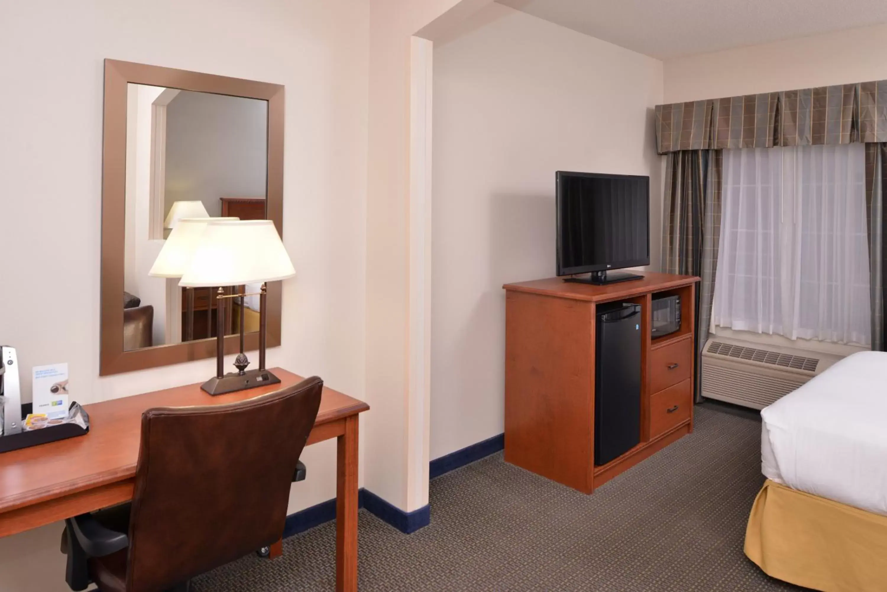 Photo of the whole room, TV/Entertainment Center in Holiday Inn Express Hotel & Suites Sioux Falls At Empire Mall, an IHG Hotel