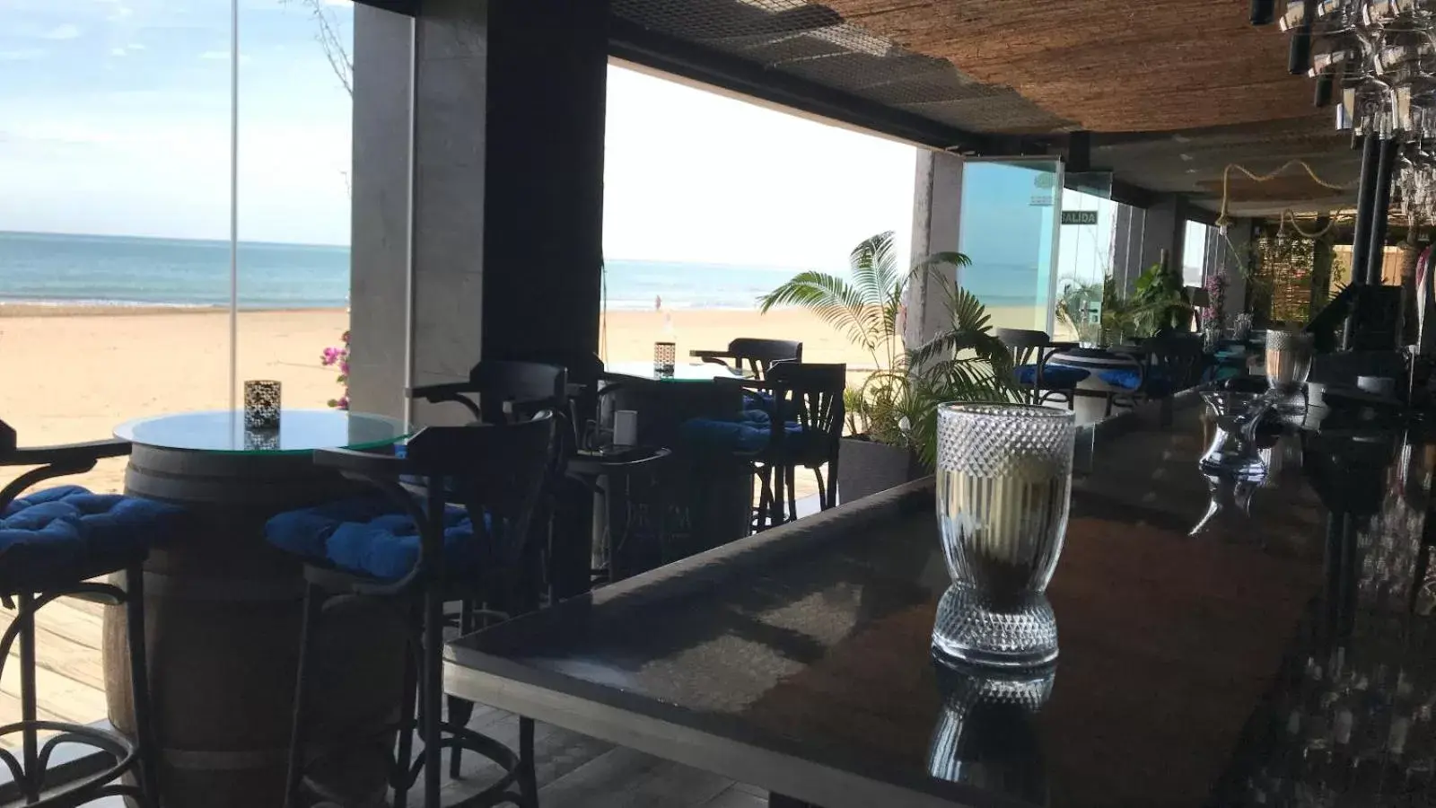 Restaurant/places to eat in Lloyds Beach Club