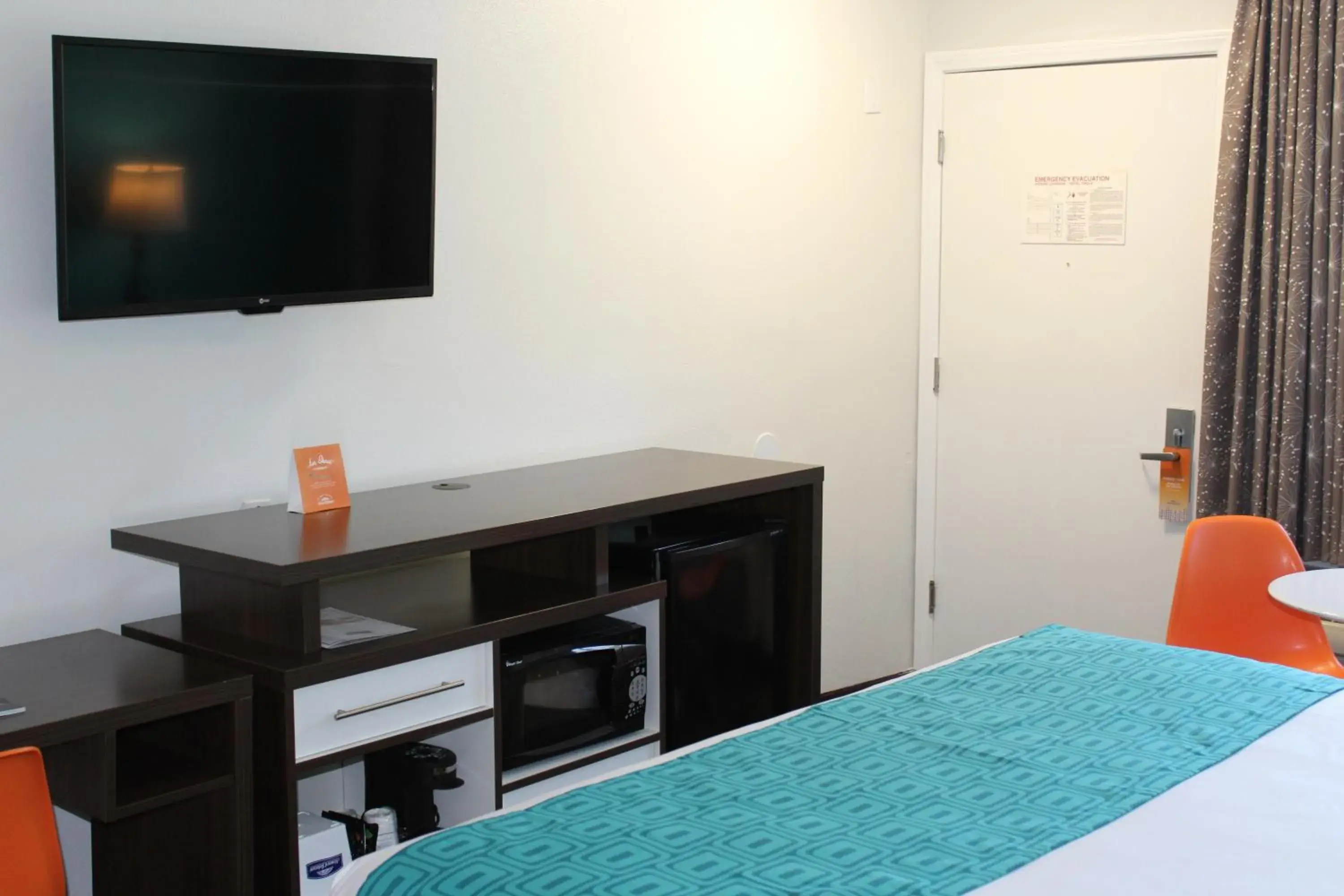 Property building, Bed in Howard Johnson by Wyndham San Diego Hotel Circle Property building, Bed in Howard Johnson by Wyndham San Diego Hotel Circle