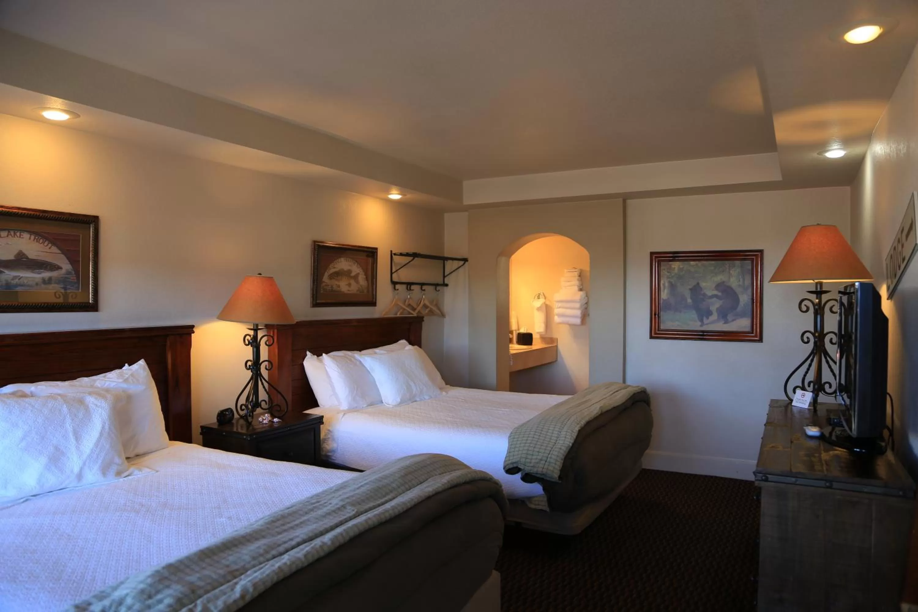 Bathroom, Bed in The Lodge on Route 66