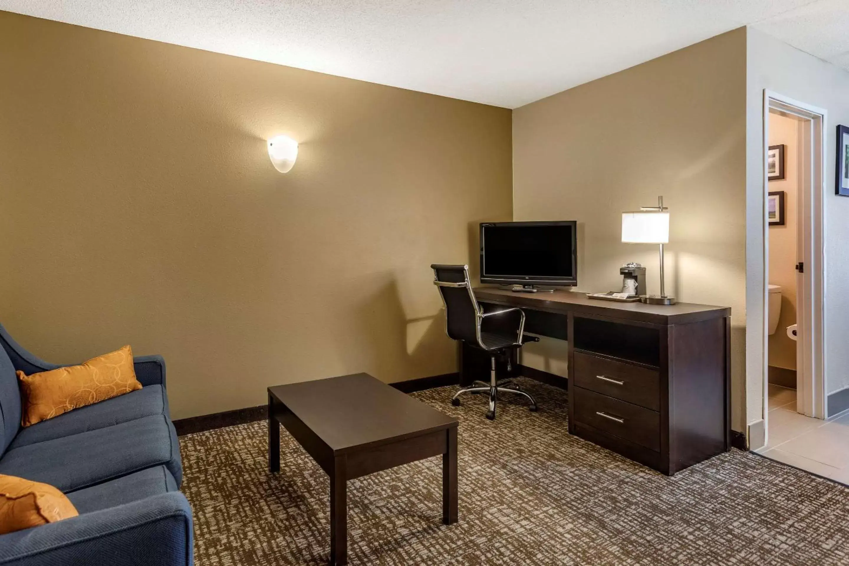 Photo of the whole room, TV/Entertainment Center in Comfort Inn Paducah I-24