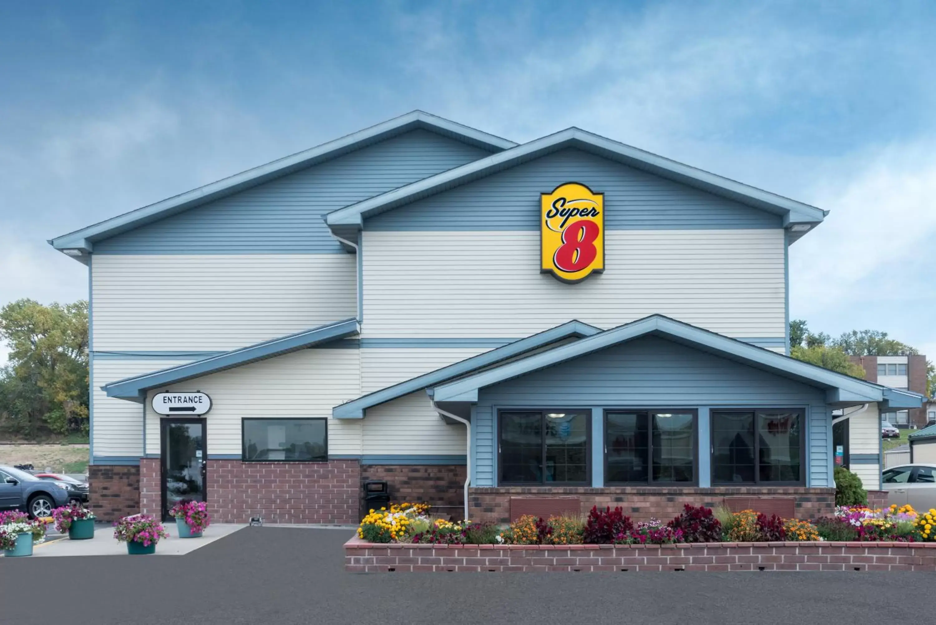 Facade/entrance in Super 8 by Wyndham Pierre SD Facade/entrance in Super 8 by Wyndham Pierre SD
