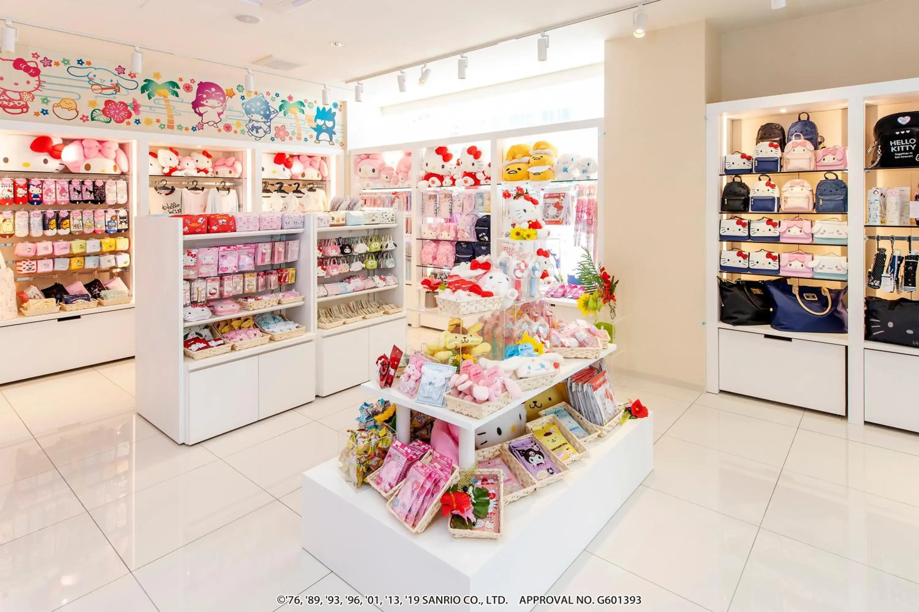 On-site shops, Supermarket/Shops in Hotel Okinawa With Sanrio Characters