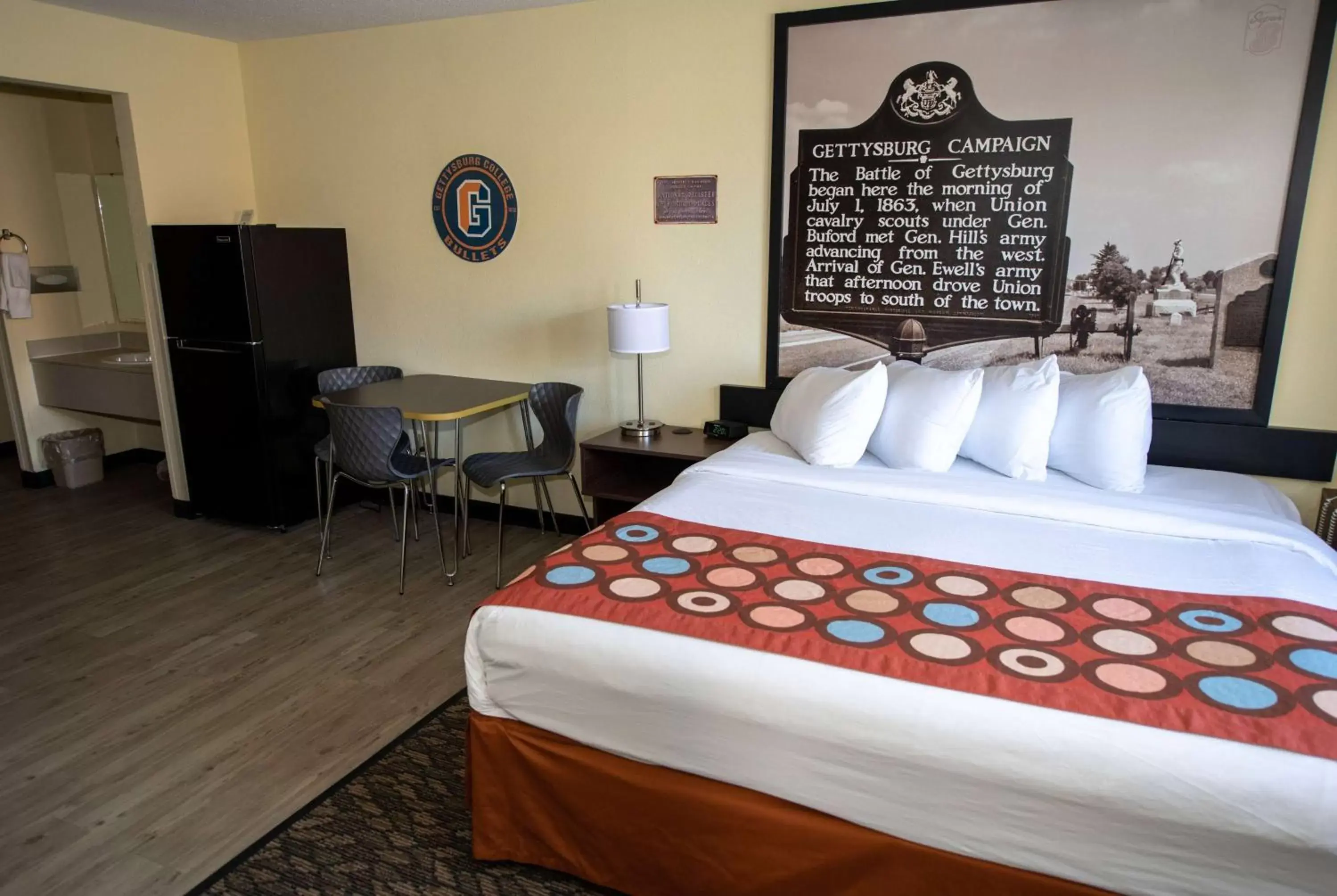 Photo of the whole room, Bed in Super 8 by Wyndham Gettysburg