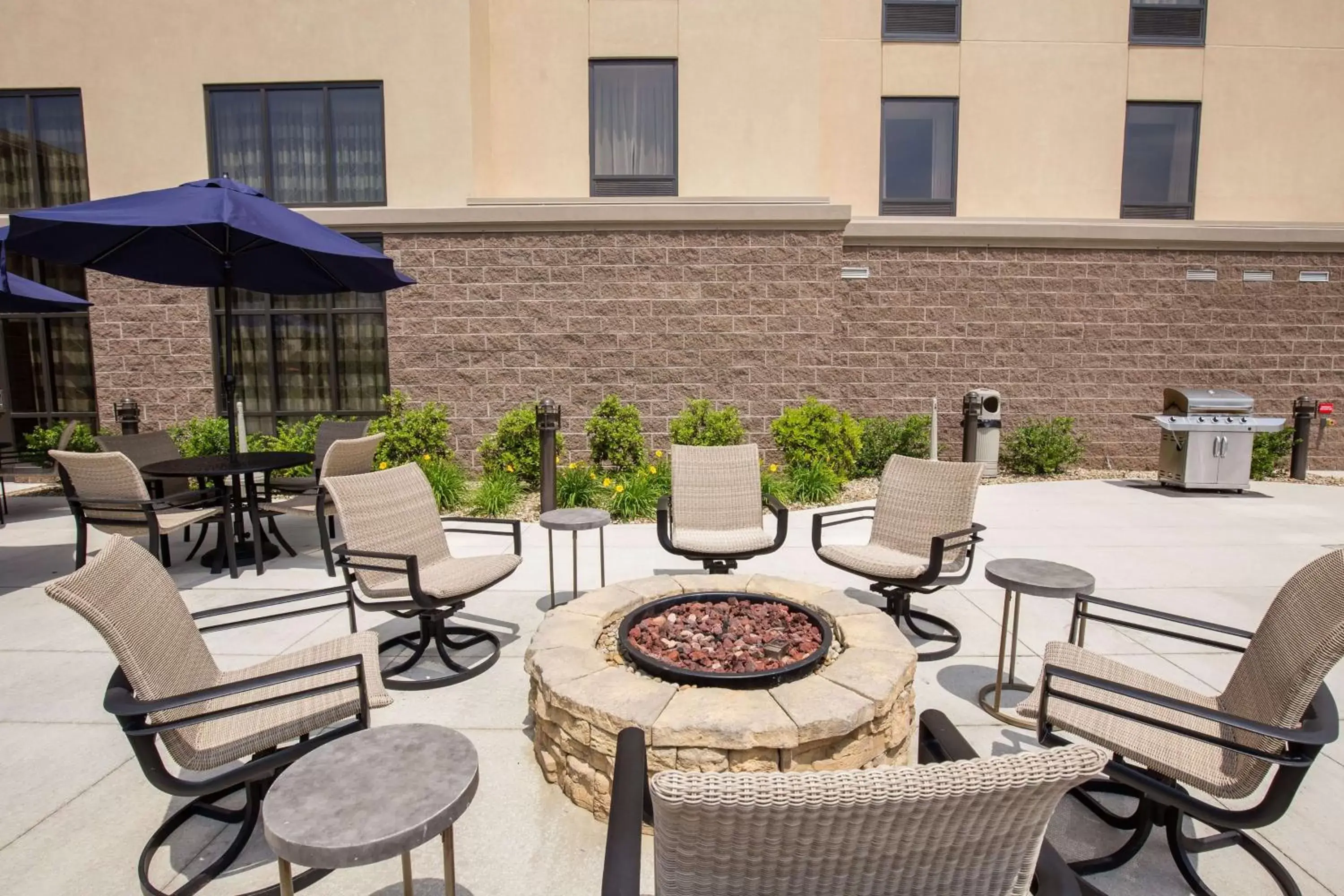 Property building in Hampton Inn & Suites - Pittsburgh/Harmarville, PA