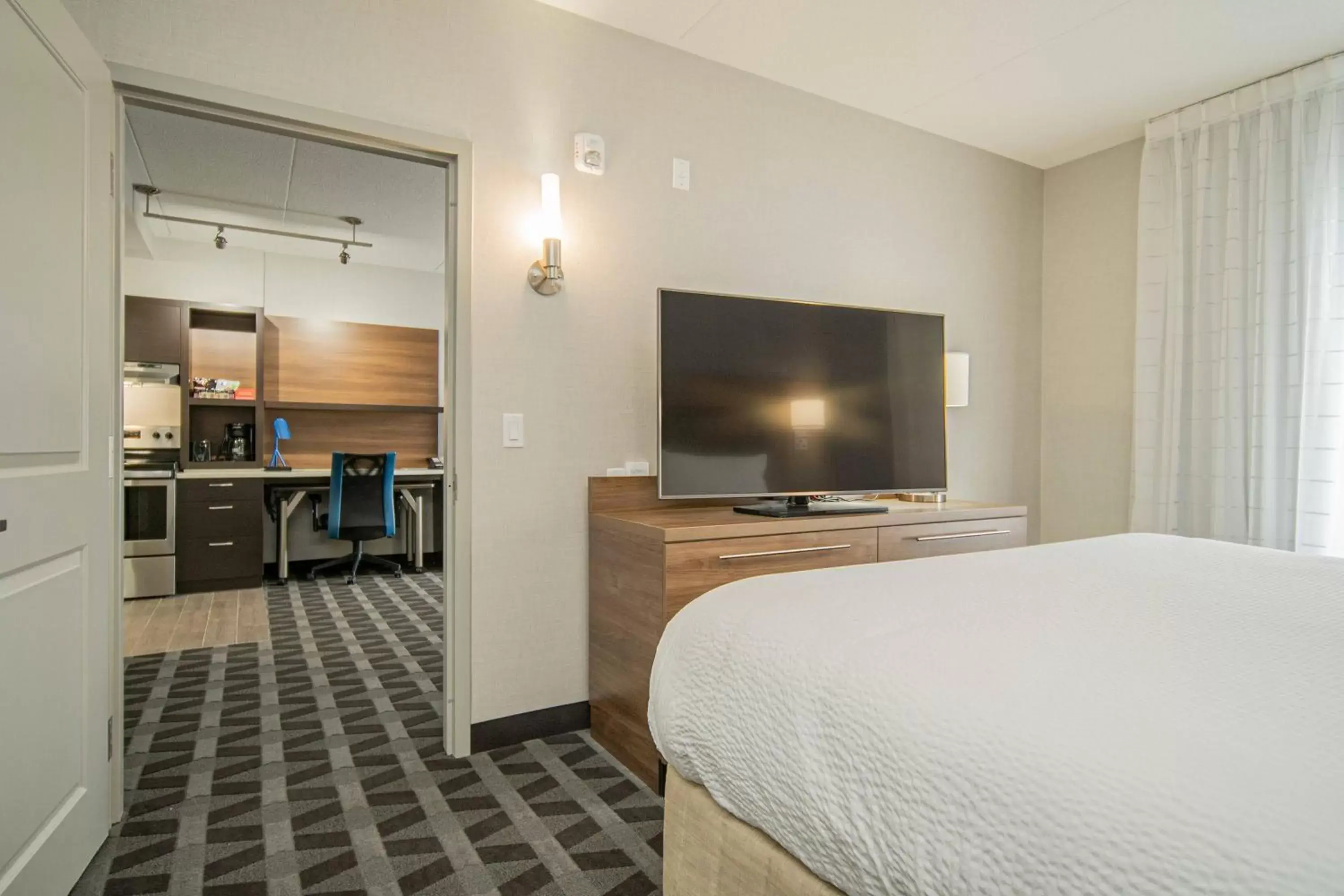 Bedroom, TV/Entertainment Center in TownePlace Suites by Marriott Brantford and Conference Centre