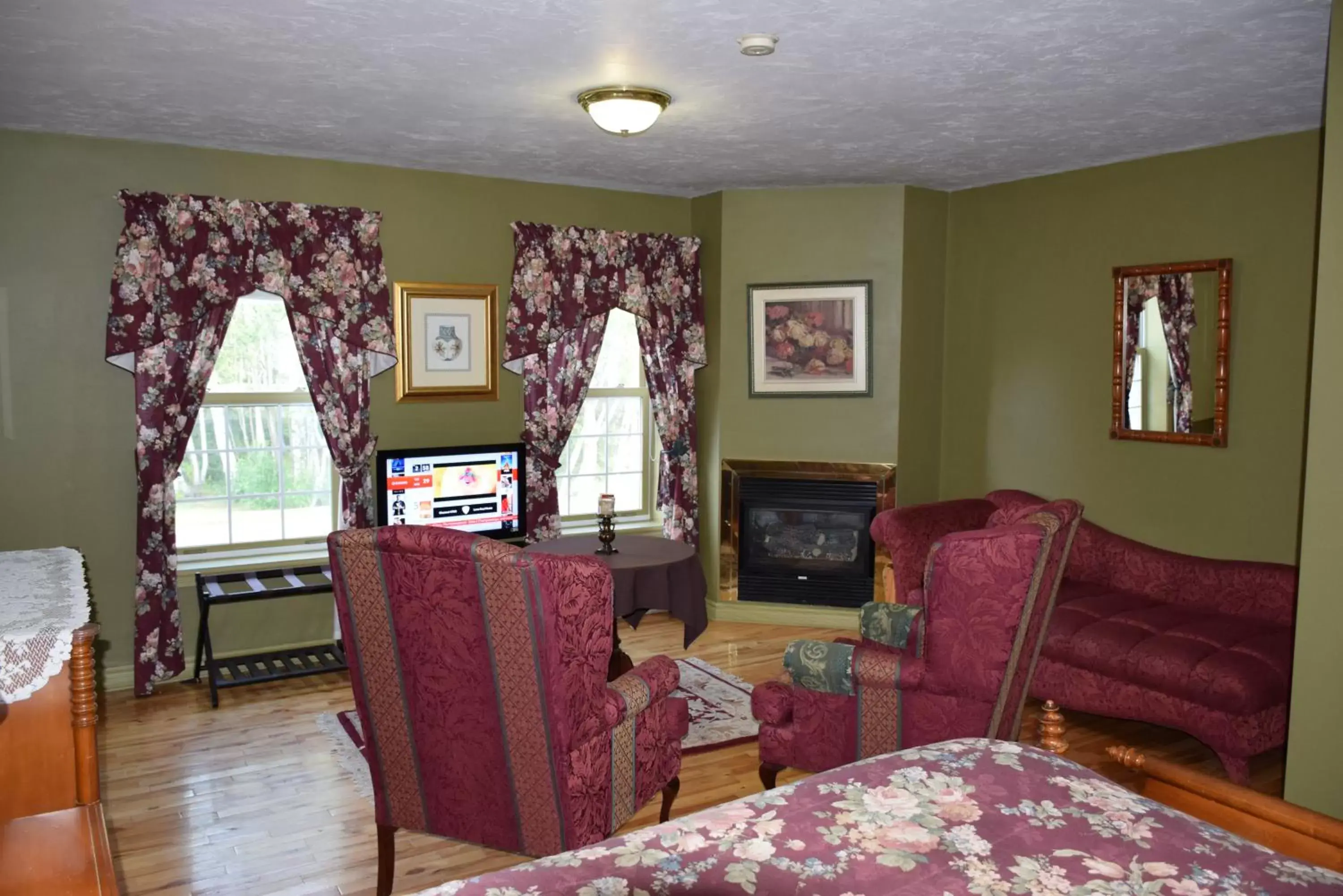 Bedroom, TV/Entertainment Center in Auberge Wild Rose Inn