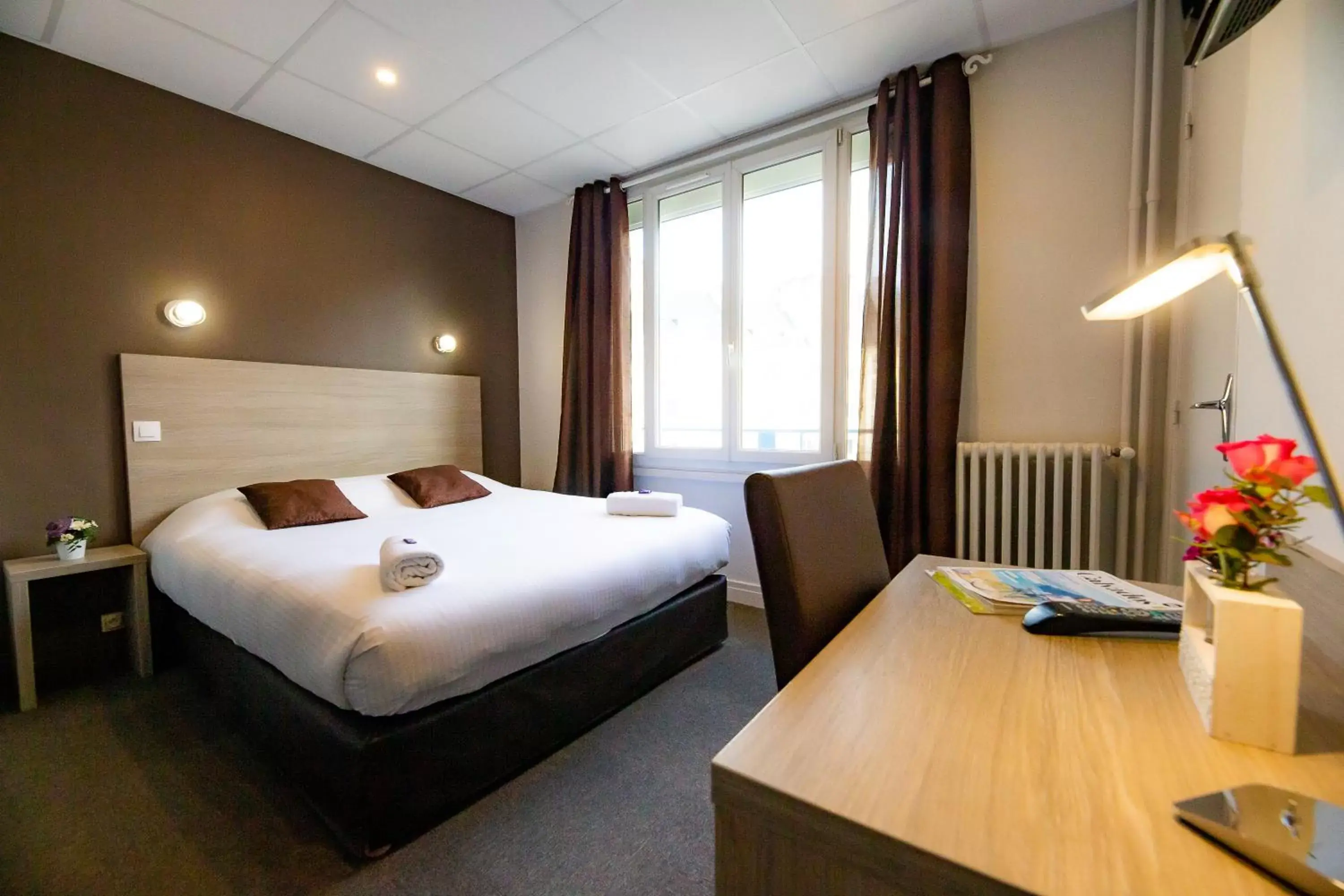 Property building, Bed in Hotel Du Chateau