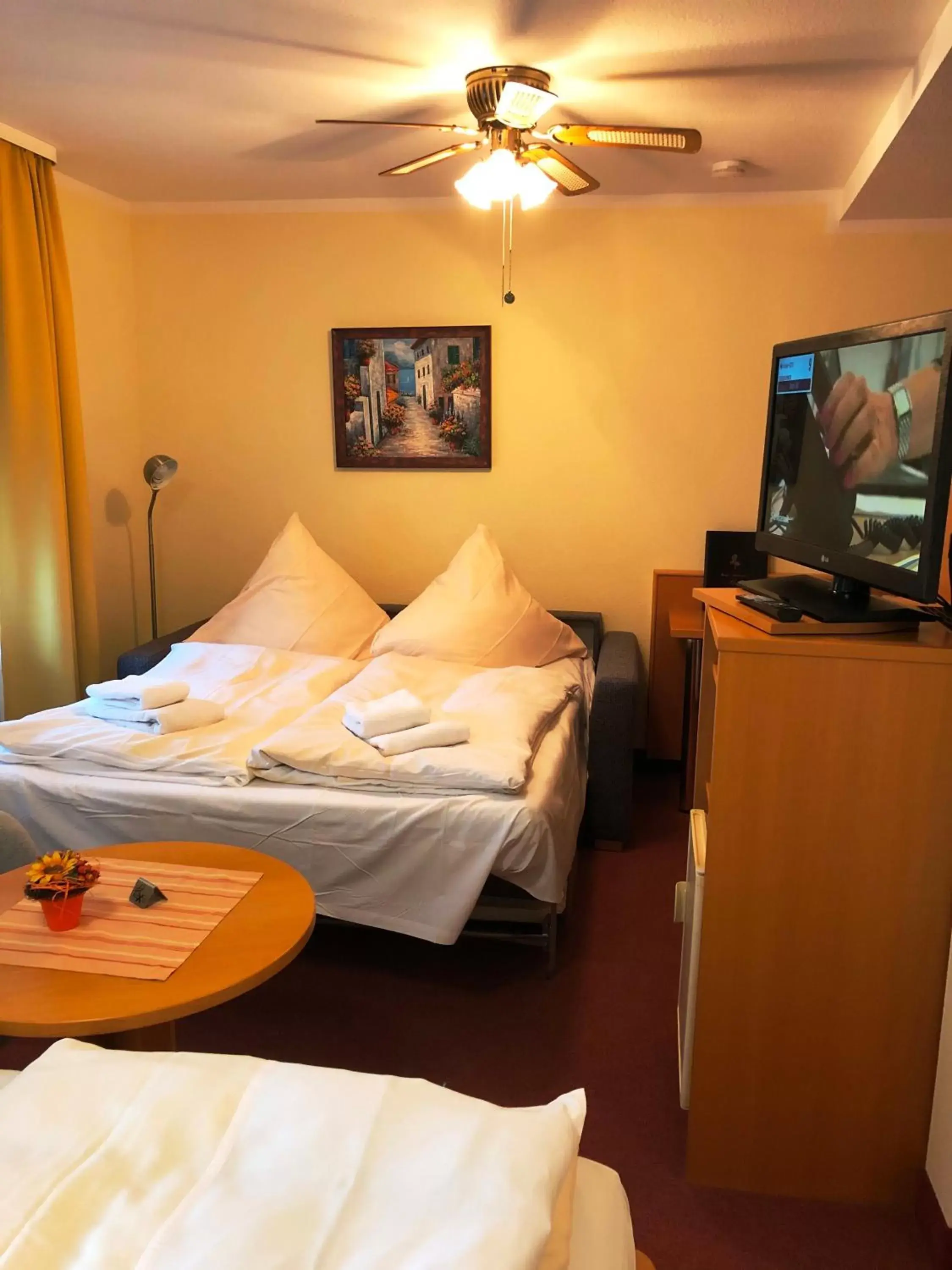 Classic Quadruple Room in Hotel Rose Heidelberg inklusive Frühstück, Saunanutzung und Parkplätze nach Verfügbarkeit Classic Quadruple Room in Hotel Rose Heidelberg inklusive Frühstück, Saunanutzung und Parkplätze nach Verfügbarkeit