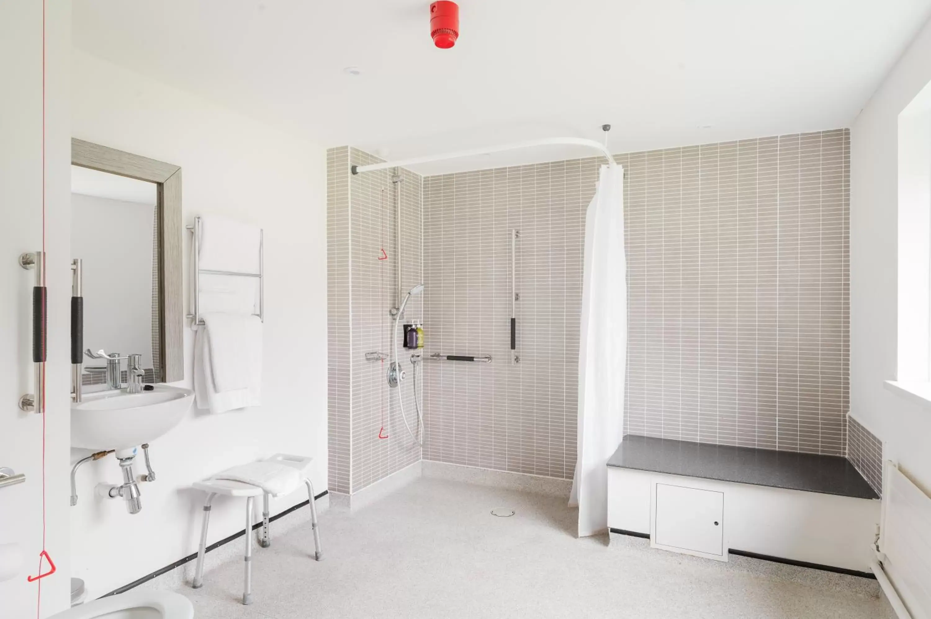 Shower, Bathroom in Holiday Inn Rochester-Chatham, an IHG Hotel