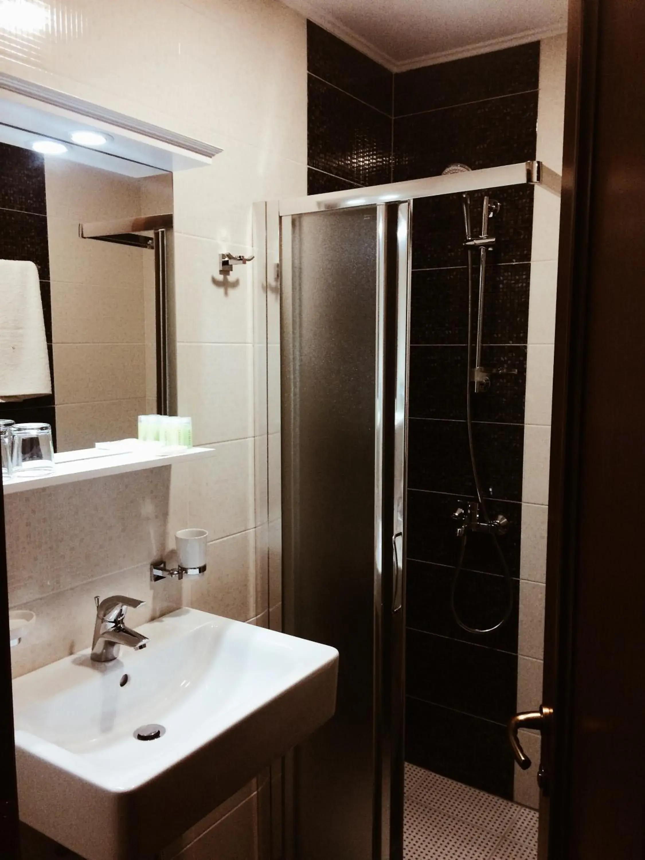 Shower, Bathroom in Hotel Argjiro