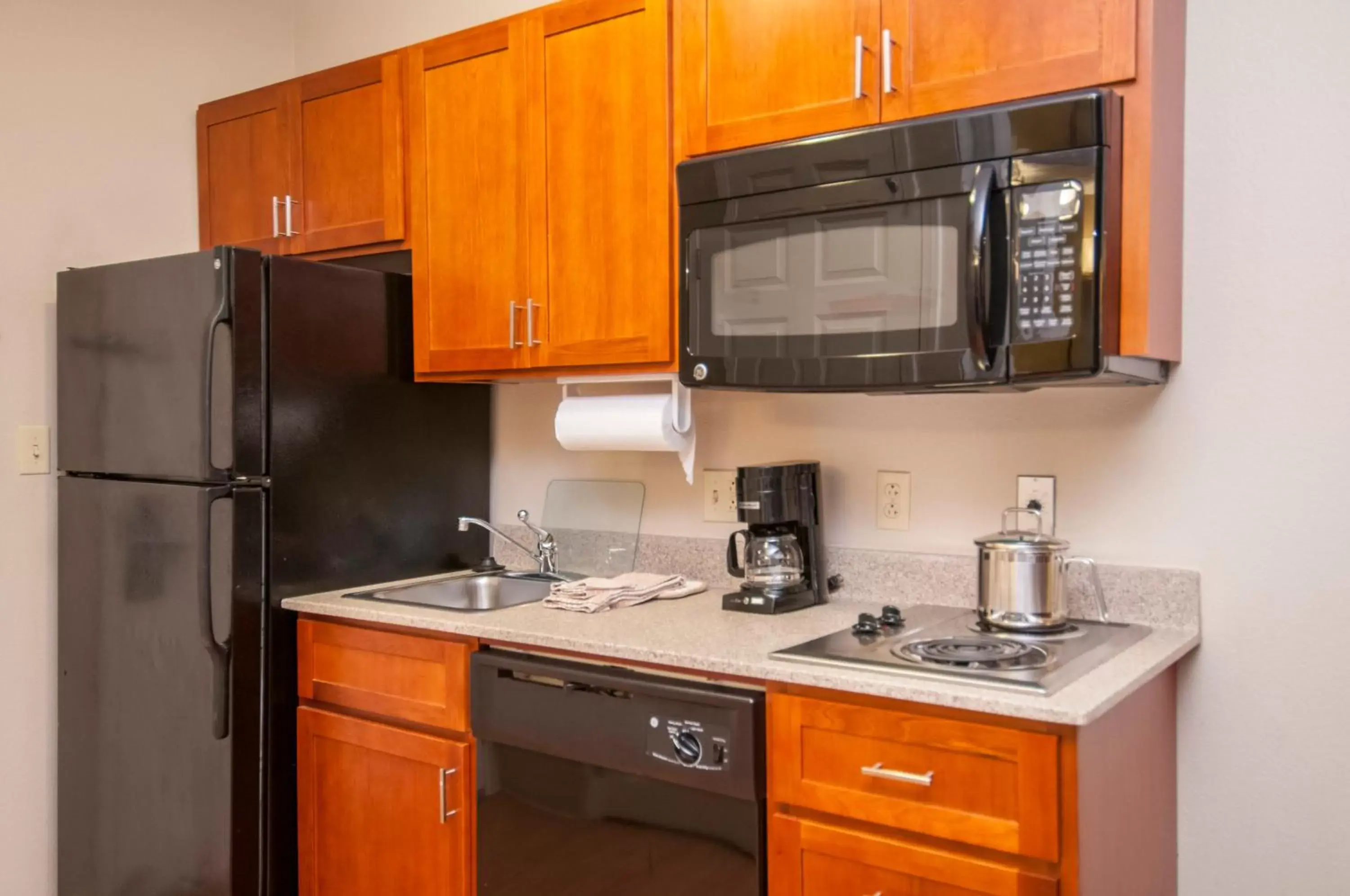 Photo of the whole room, Kitchen/Kitchenette in Candlewood Suites Flowood, MS, an IHG Hotel