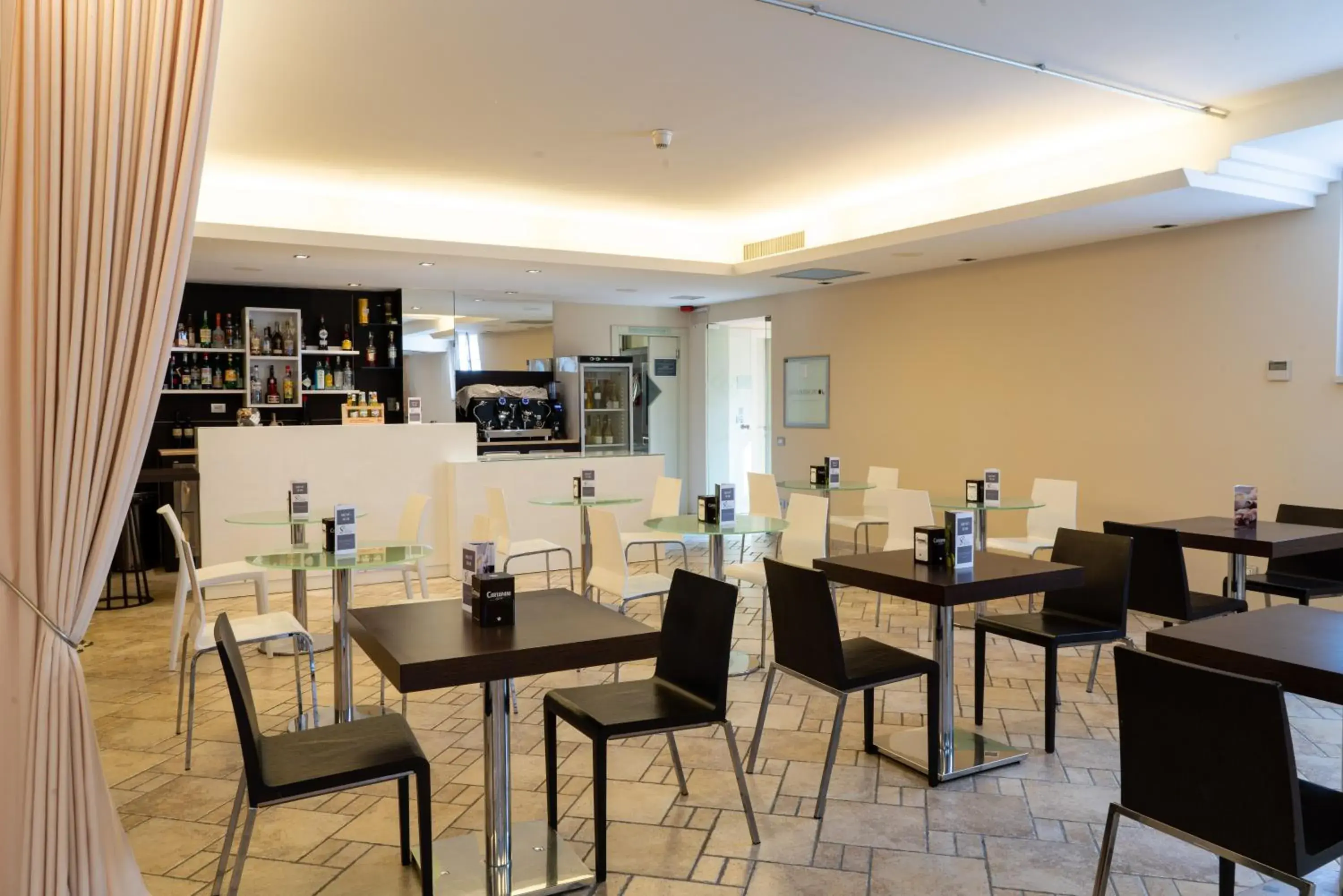 Lounge or bar, Restaurant/Places to Eat in AHG Donna Silvia Hotel Wellness & SPA